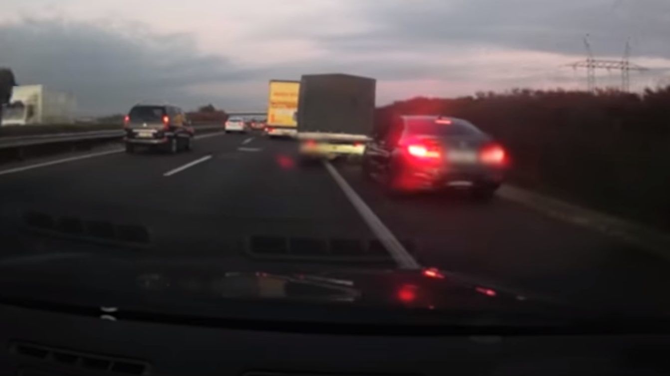 Nehezen viselte a BMW-s, hogy egy kisteherautó sofőrje nem engedte a leállósávban előzni az M3-ason