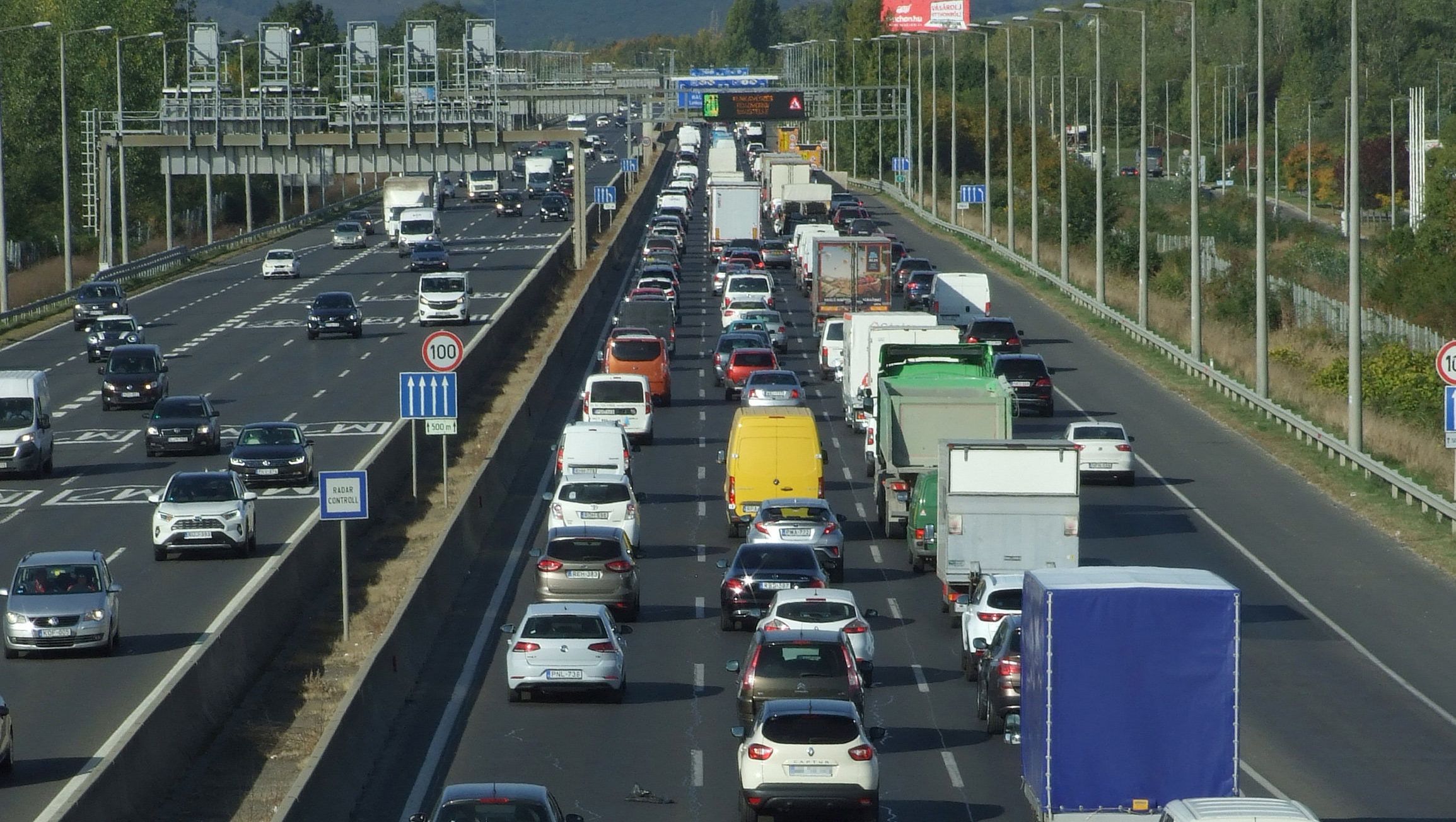 Balesetek lassítják a forgalmat a főváros felé