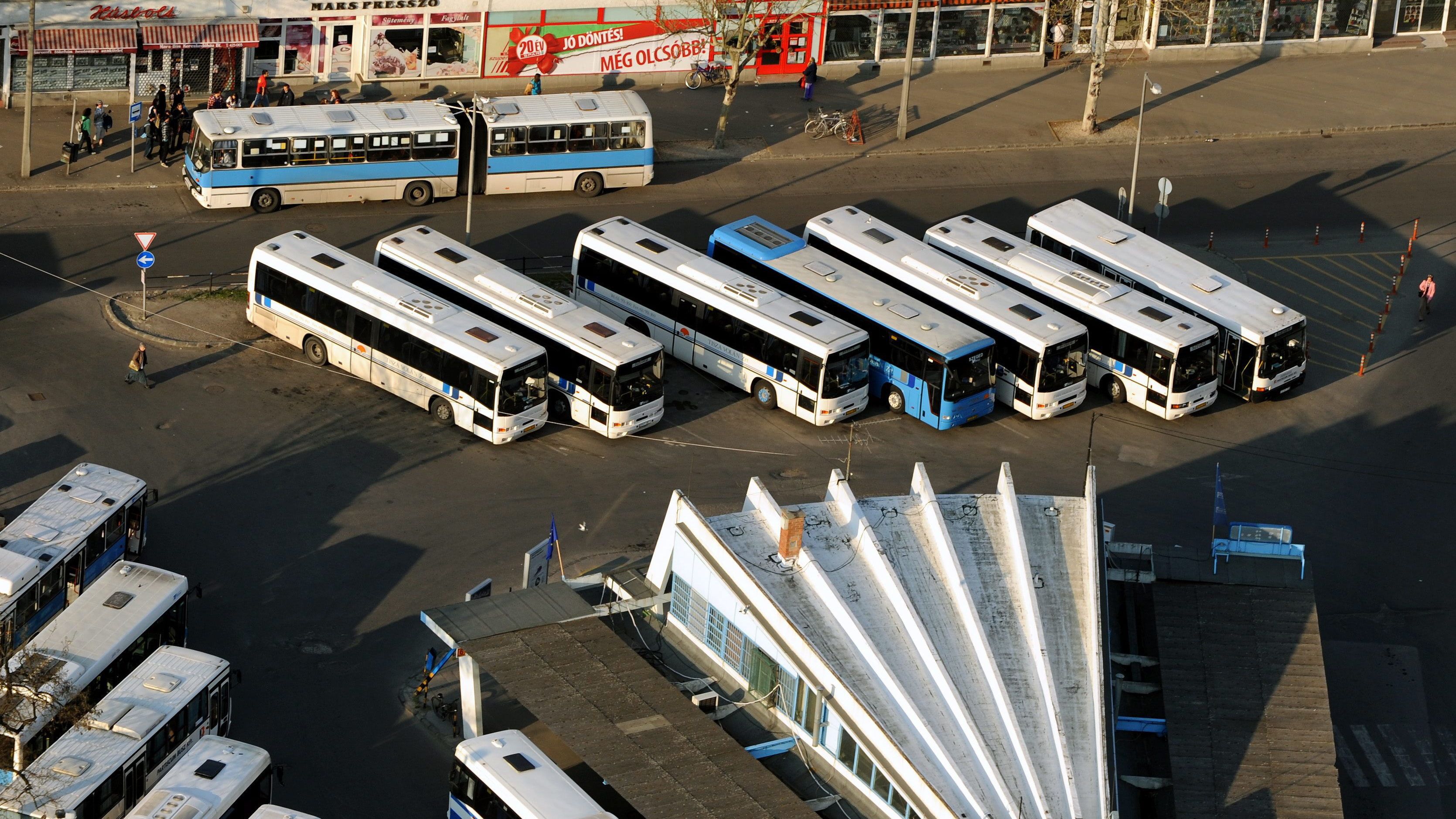 Vádat emeltek a lopott busszal cigiért induló lányok ellen