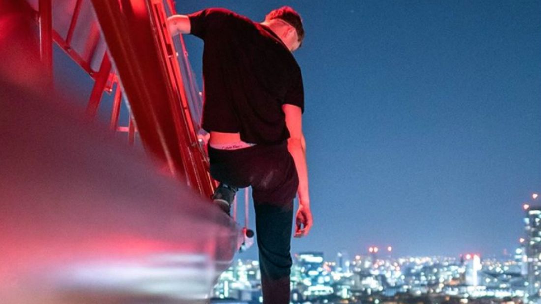 Bűnözők közé zártak egy fiatal brit férfit, mert megmászta London legmagasabb felhőkarcolóját