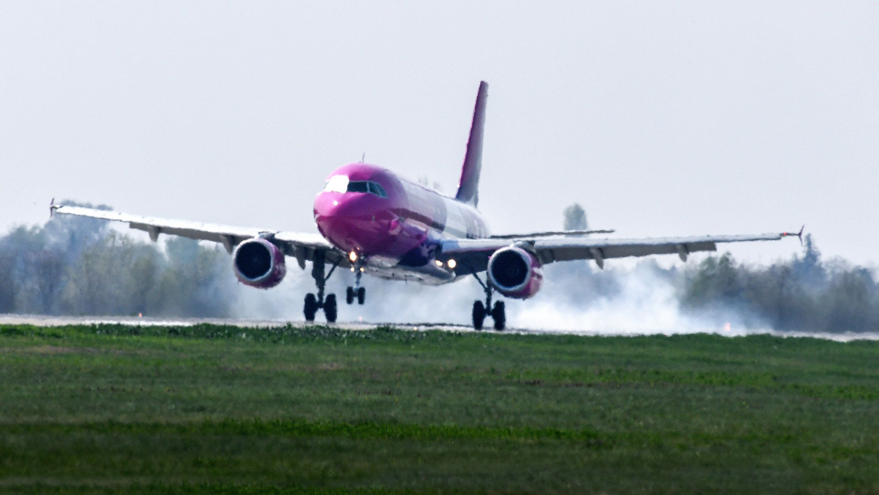 Lekötöztek egy őrjöngő utast a Wizz Air Budapest-Tenerife járatán