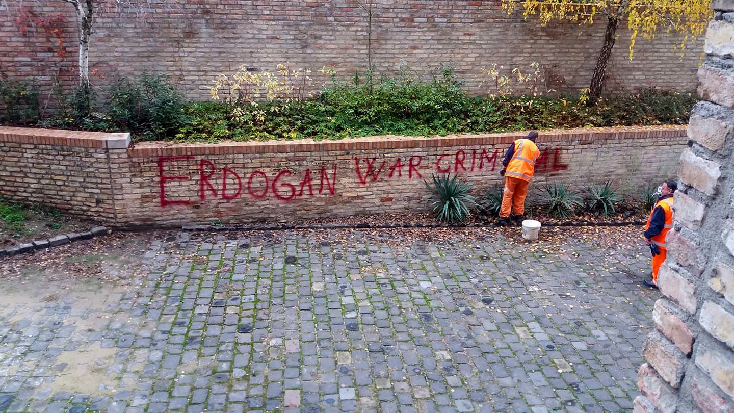 Erdogan háborús bűnös – írták fel a falra, nyomban megjelentek a takarítok
