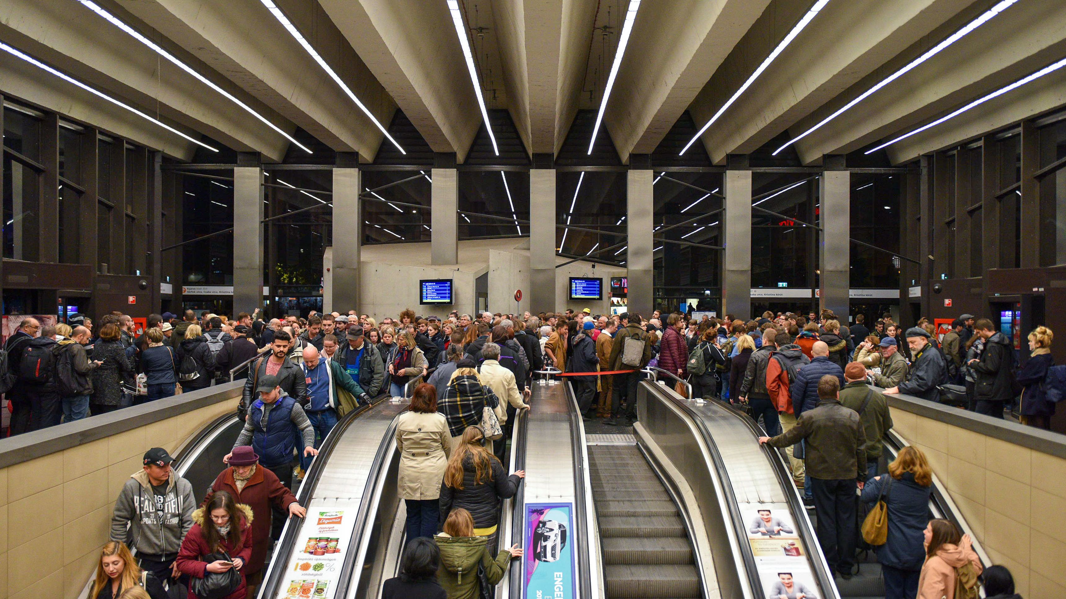 Ha Budán szeretne kijutni a metróból a felszínre, az egy darabig most nem fog menni