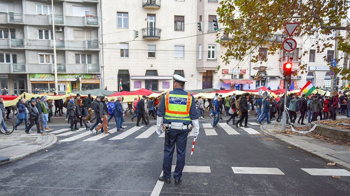 A nap, amikor rendőrök szóltak az étteremben, hogy 30 percünk van befejezni az evést