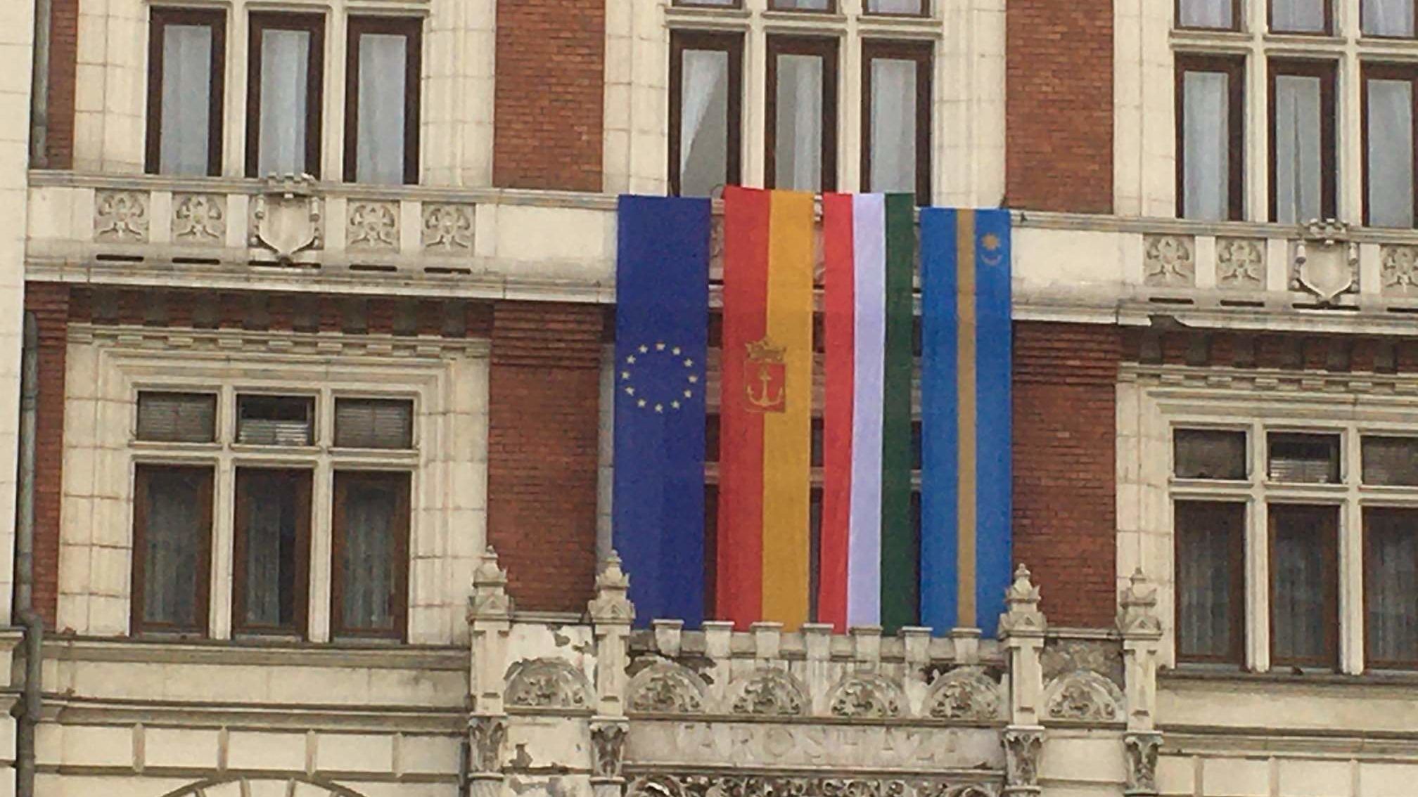 Felháborodott a volt újpesti polgármester, mert kikerült az EU-zászló a városháza épületére