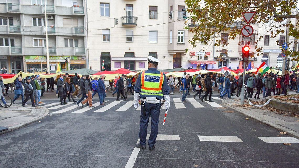 A rendőrség szerint főleg a tüntetők miatt nem lehetett Budapesten közlekedni