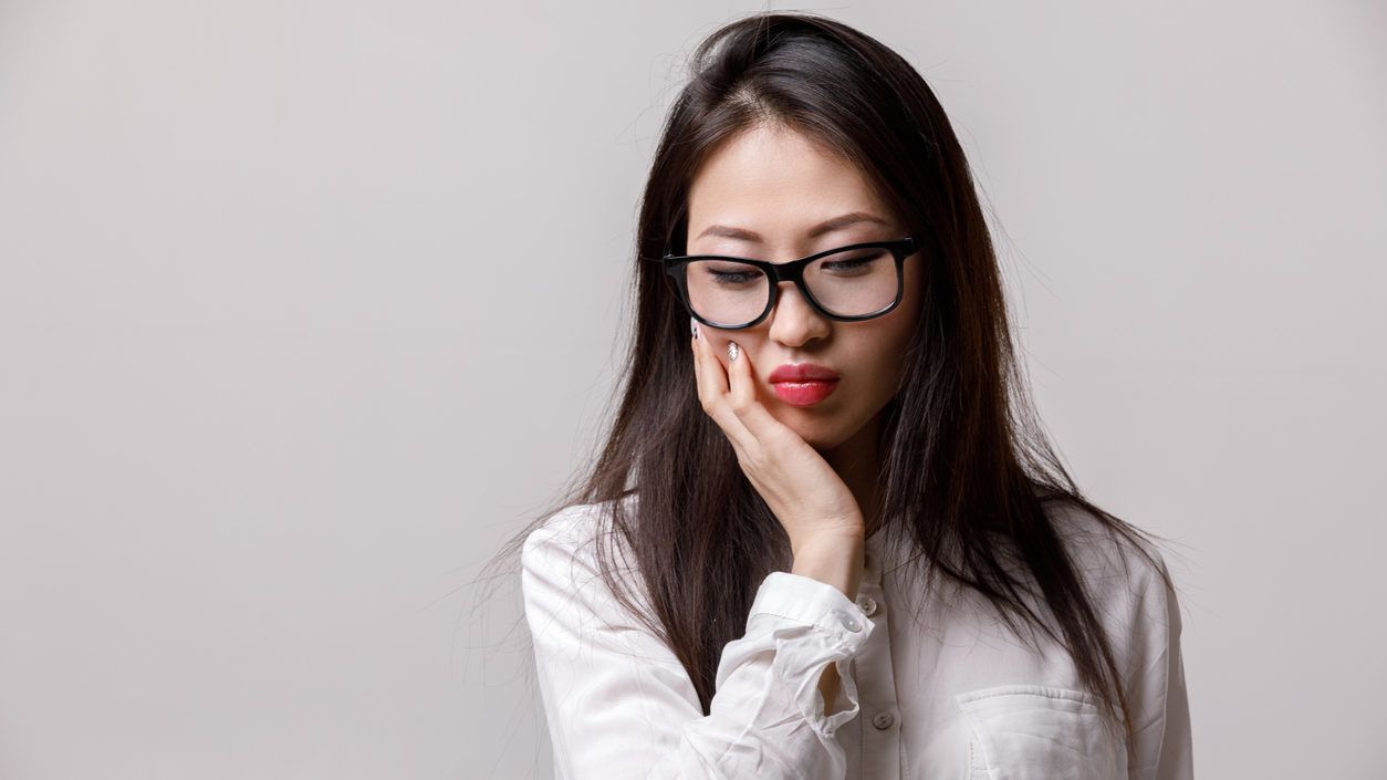 Japánban sok munkahelyen tiltják, hogy a nők szemüveget viseljenek