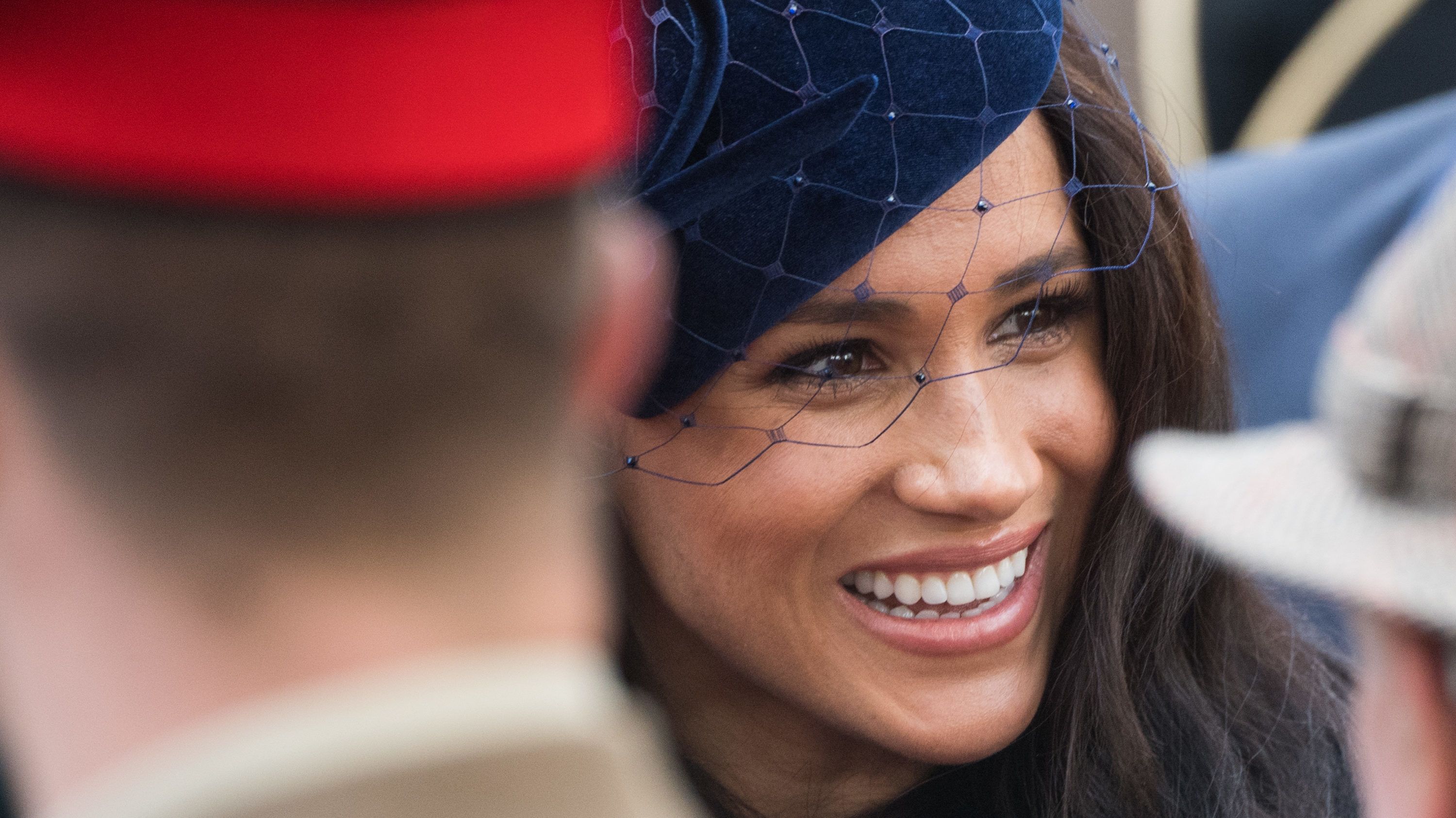 Meghan hercegné egy 650 ezres kabátban ment a Westminster-apátságba