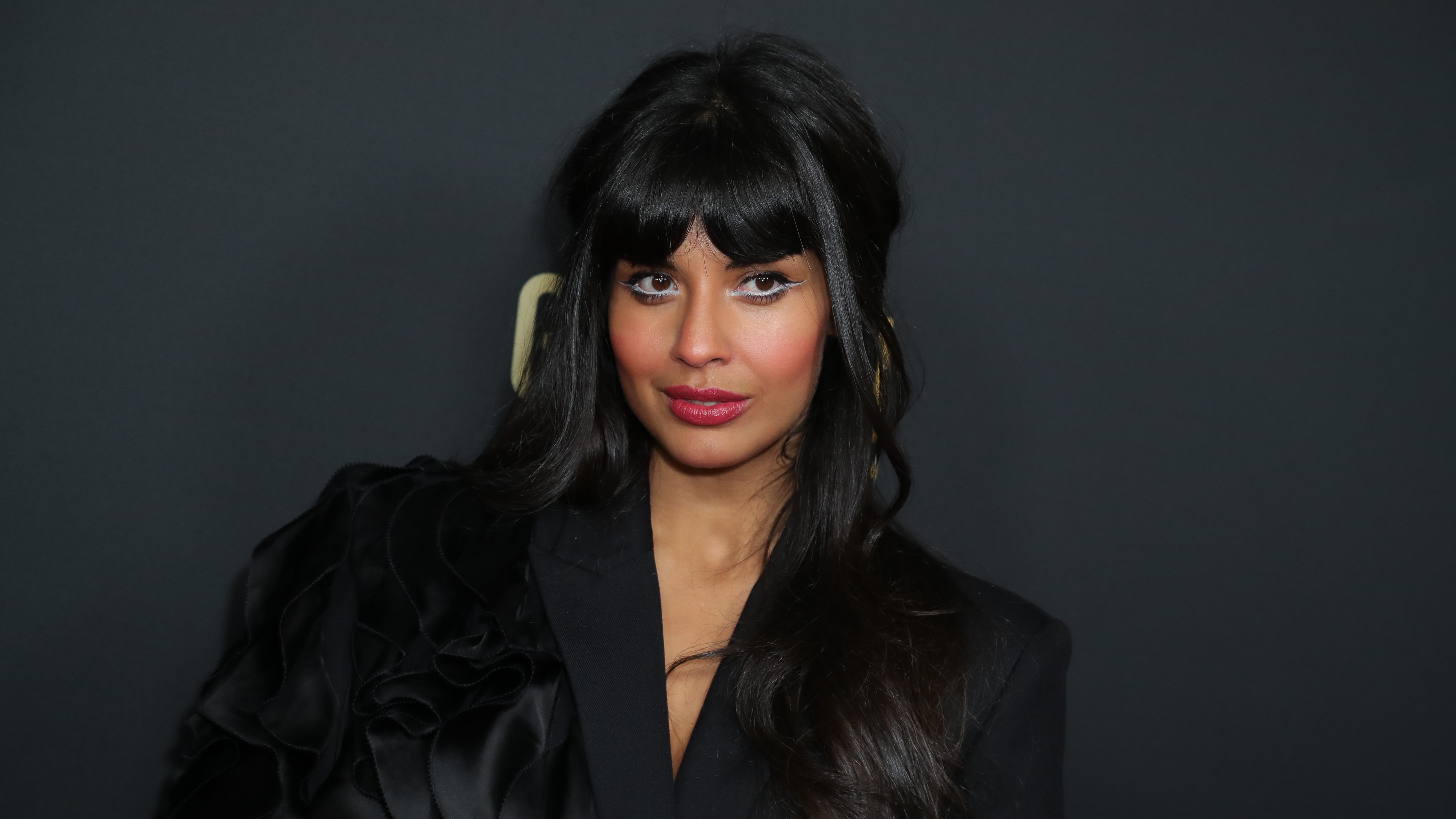 Mintha valami ráragadt volna Jameela Jamil blézerjére