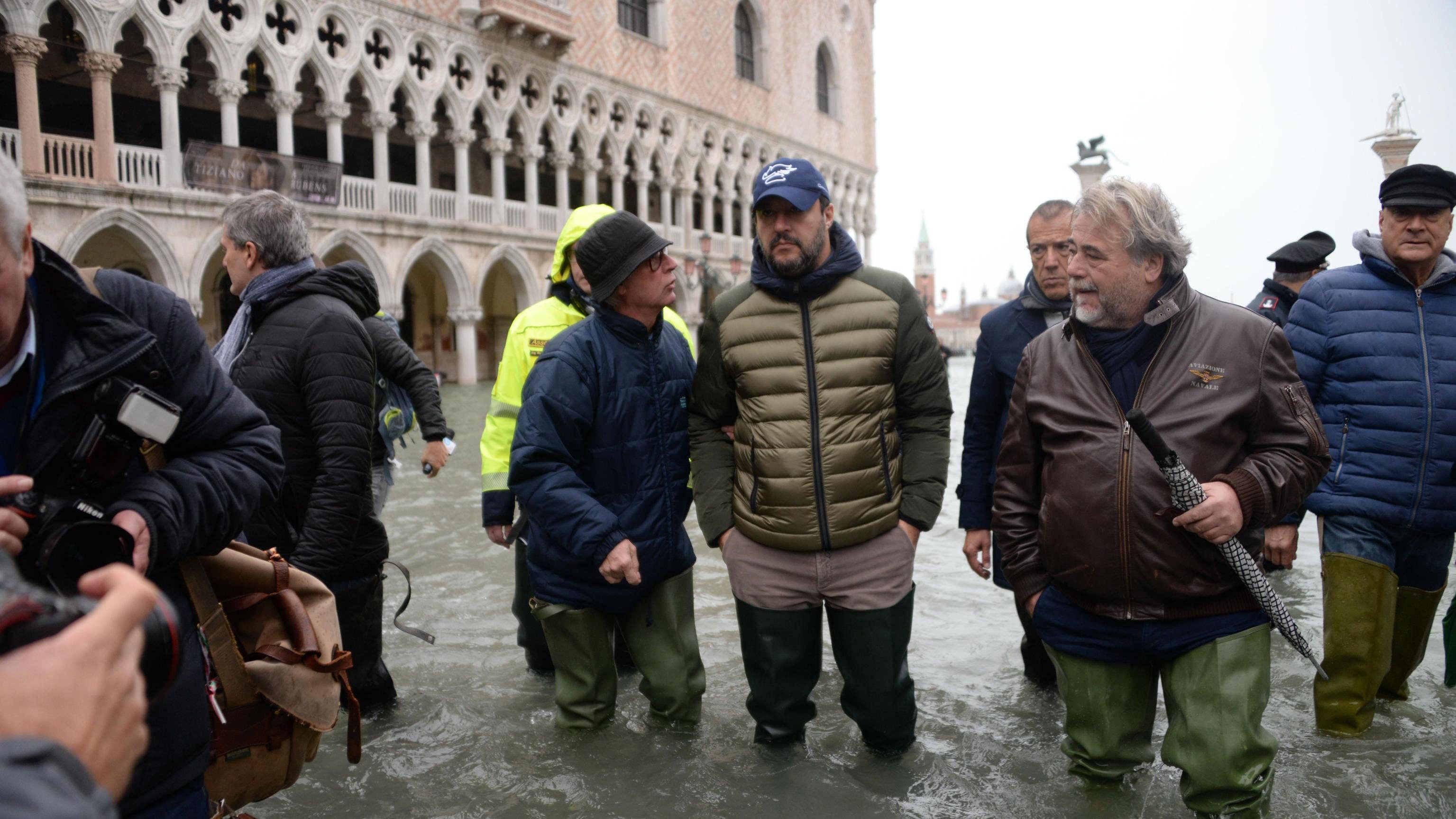 Újabb árhullám érte el Velencét, lezárták a Szent Márk teret