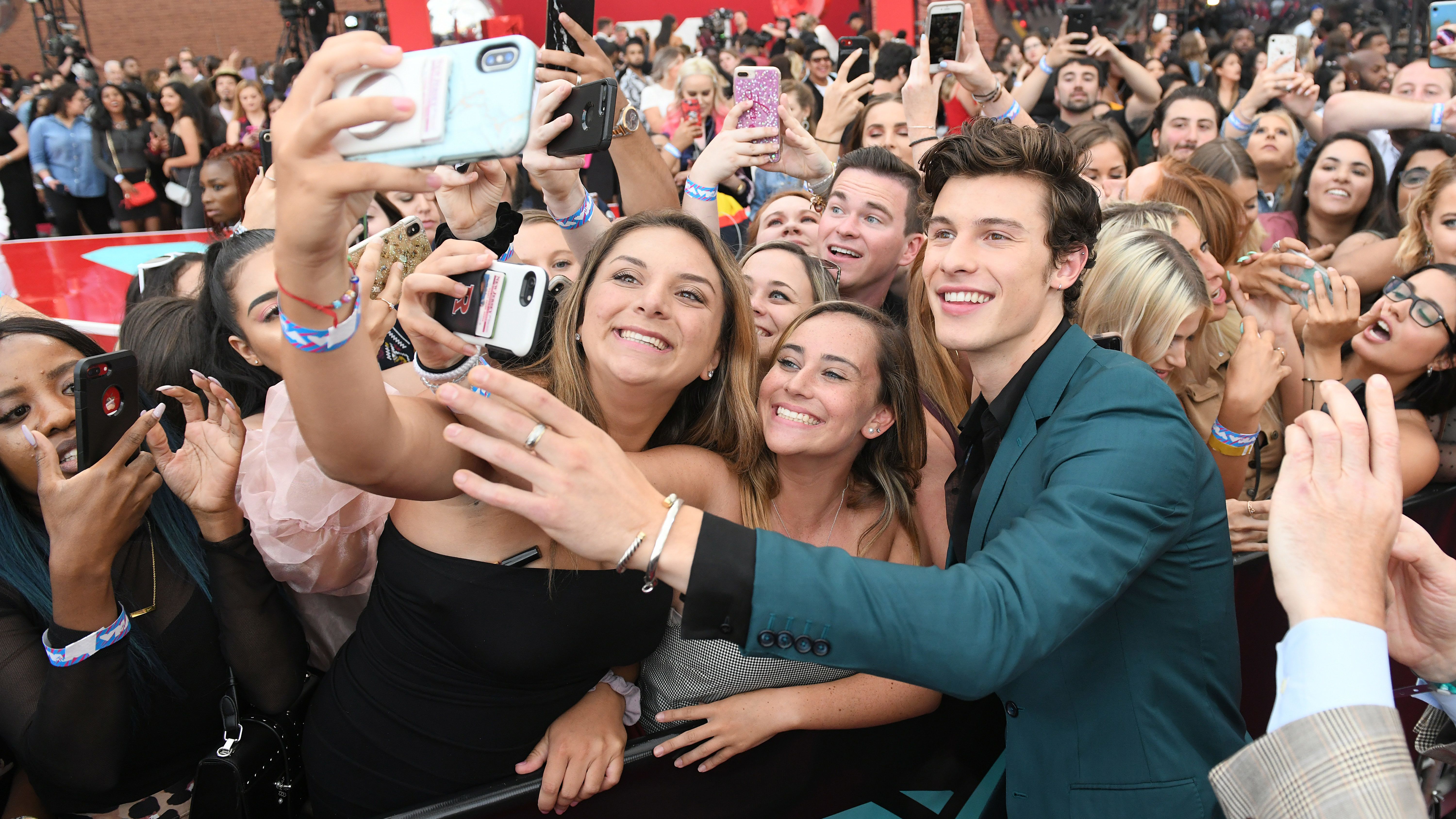 Vajon miért tetováltatott Shawn Mendes egy pici a-betűt a füle mögé?