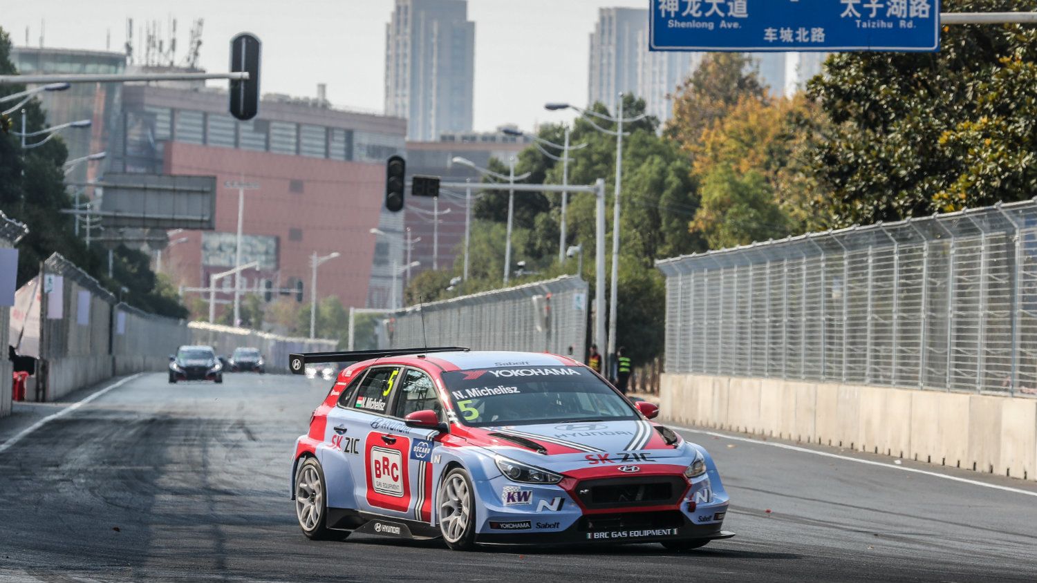 Ketten lógnak Michelisz nyakán az utolsó verseny előtt