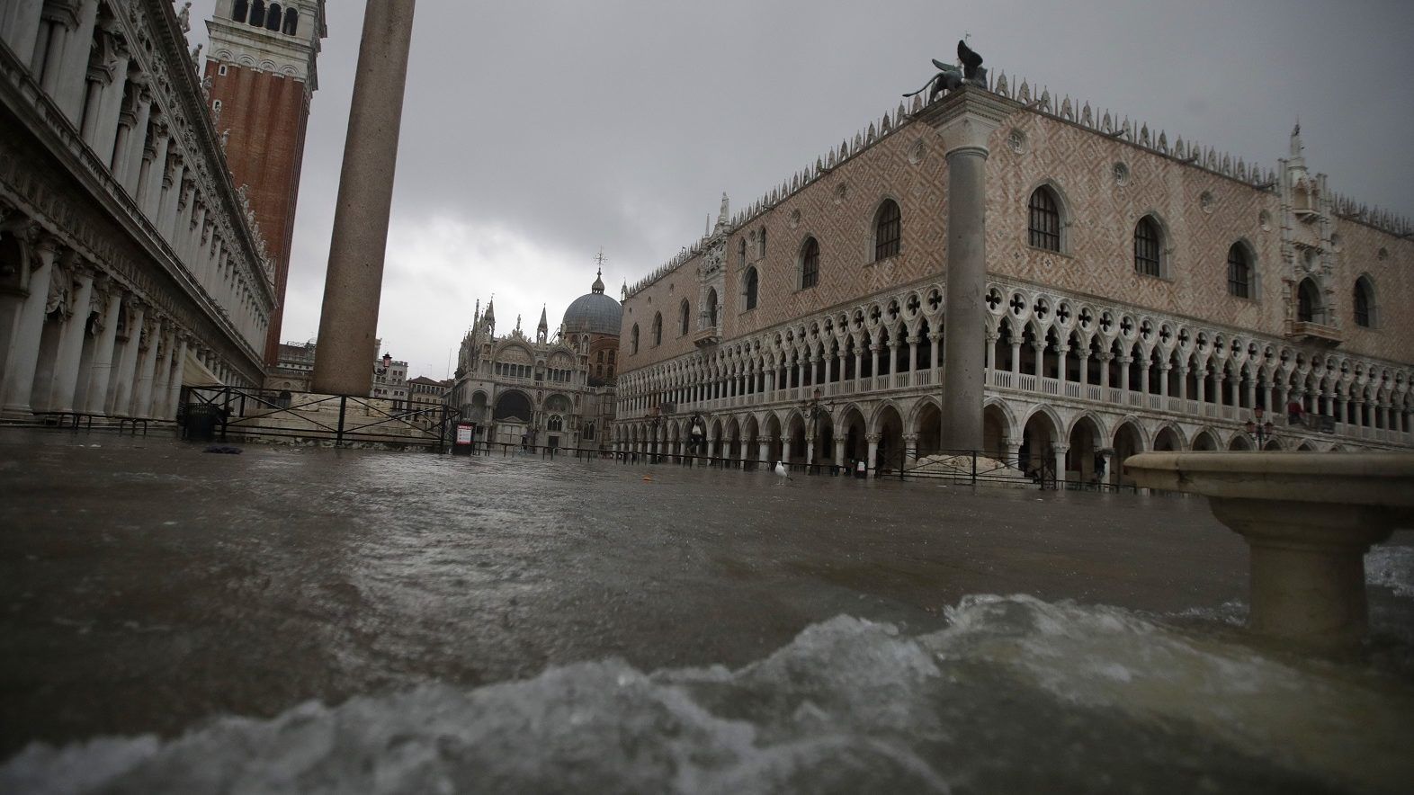Akkora az árvíz, hogy megint le kellett zárni a Szent Márk teret – fotó