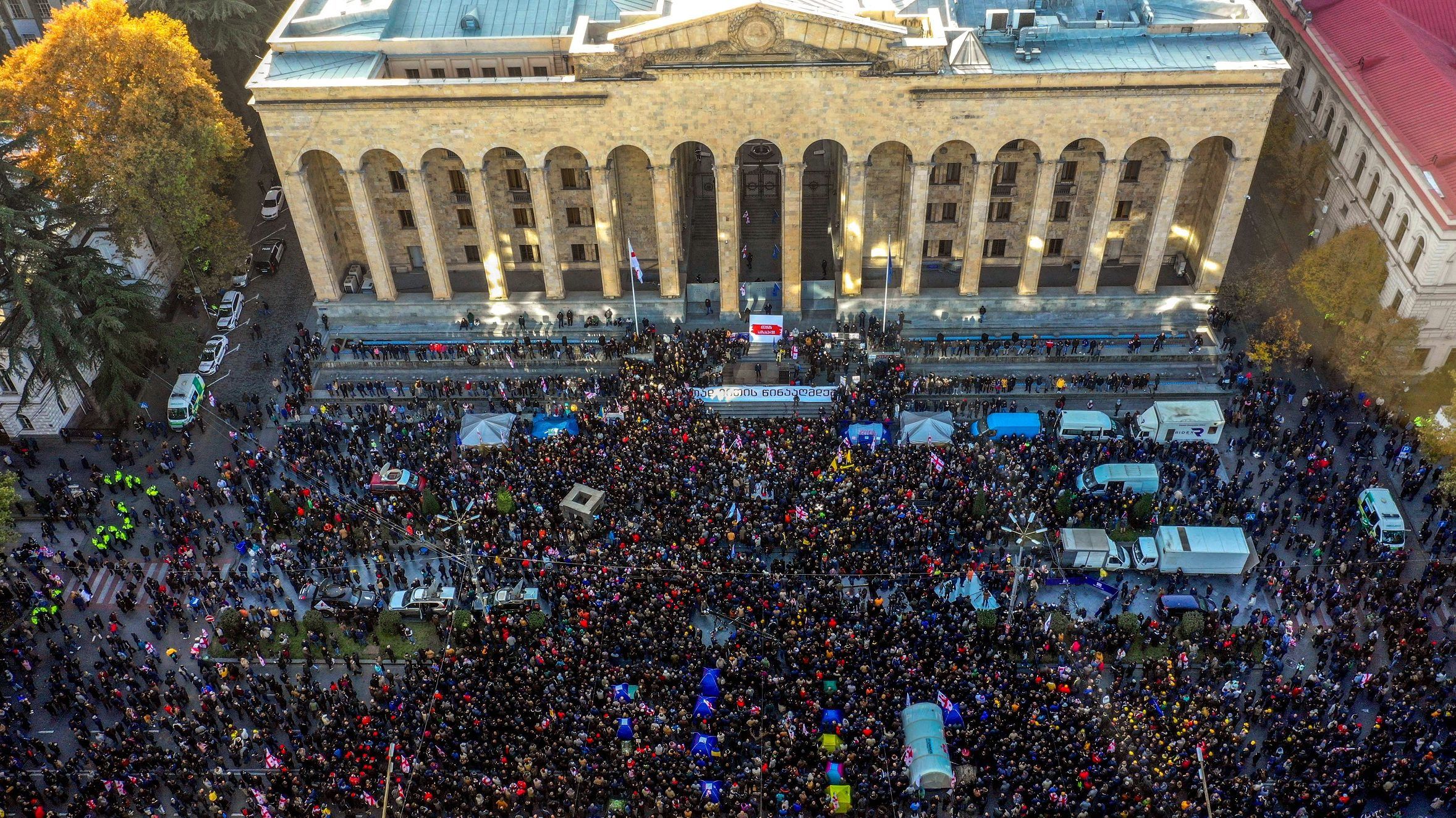 Tüntetők zárták le a georgiai parlament bejáratait, előrehozott választást követelnek