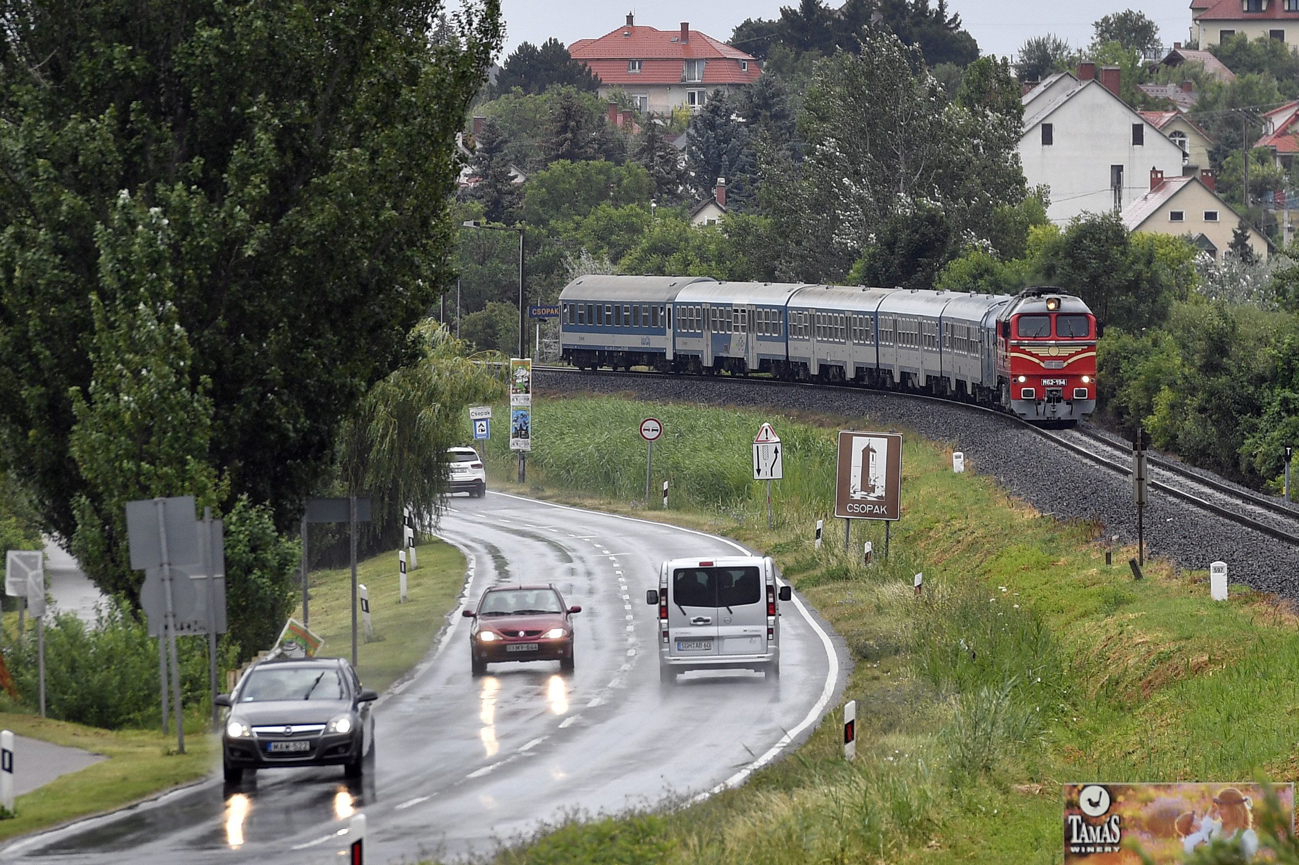 Havi 98 millióért lízingel autókat a MÁV, köztük luxusjárgányokat is