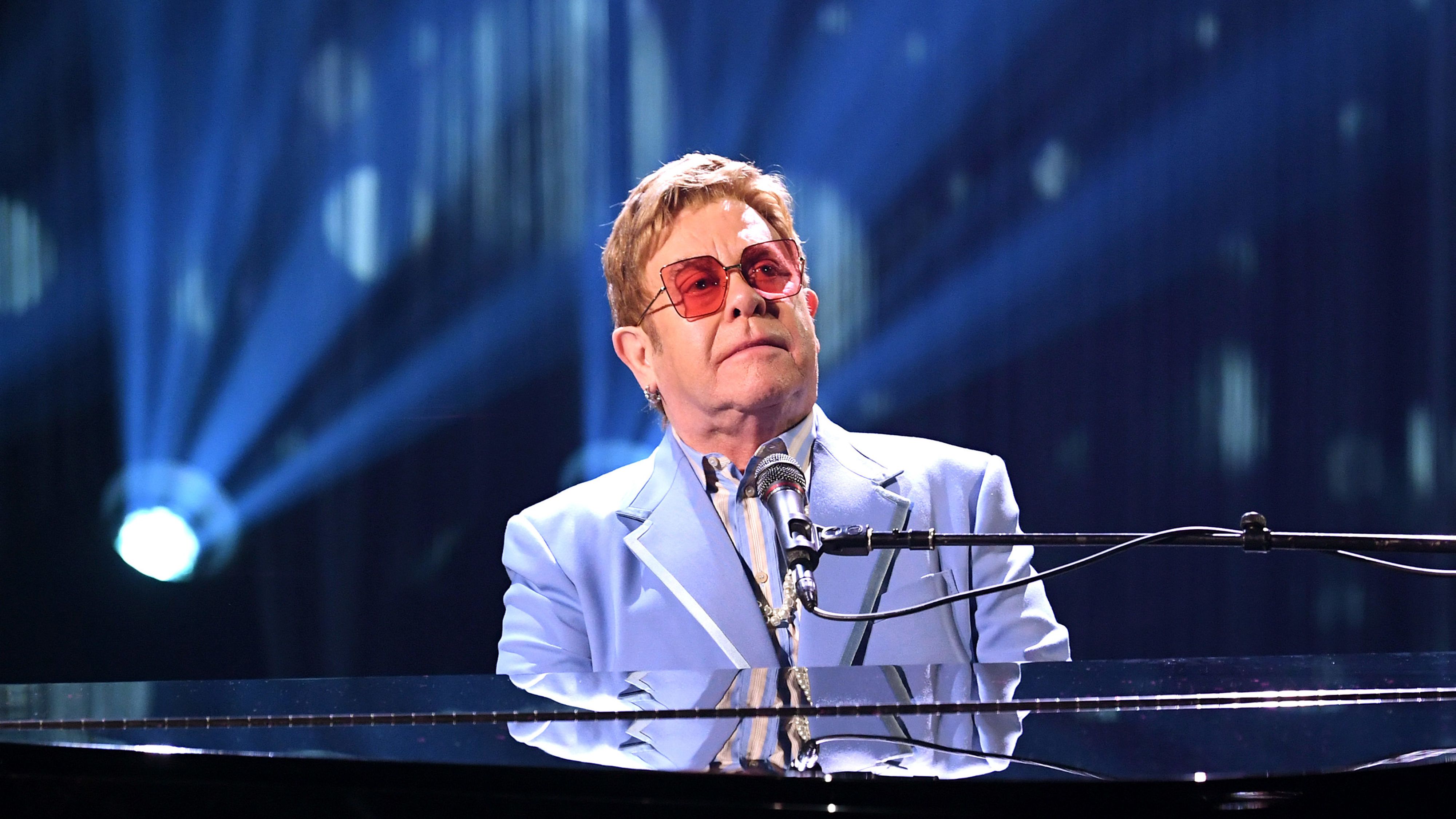 Elton Johnnak újra kellett tanulnia járni