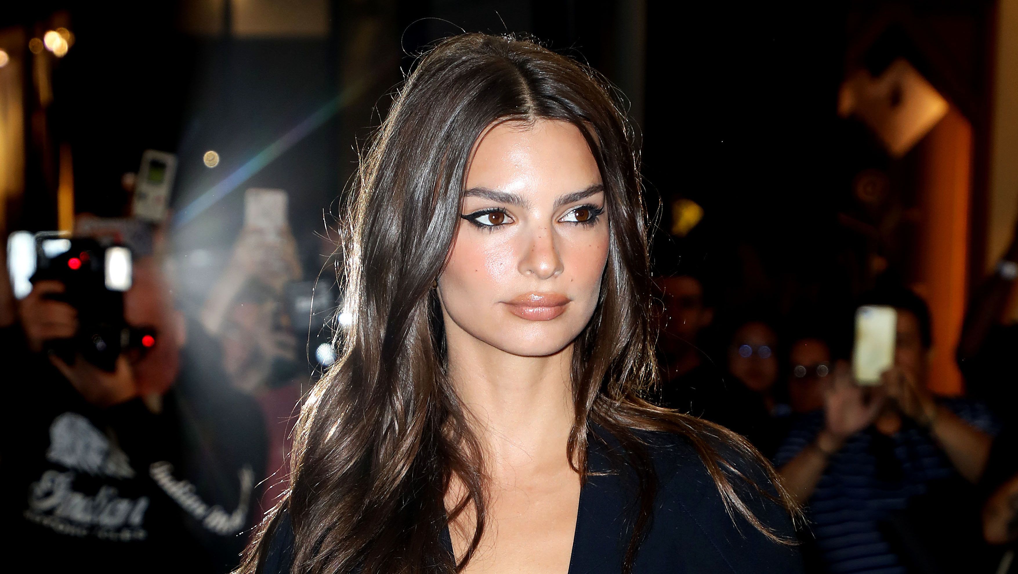 Emily Ratajkowski villantásveszélyes blézerében se fognak sokan tárgyalásokra járni, az tuti