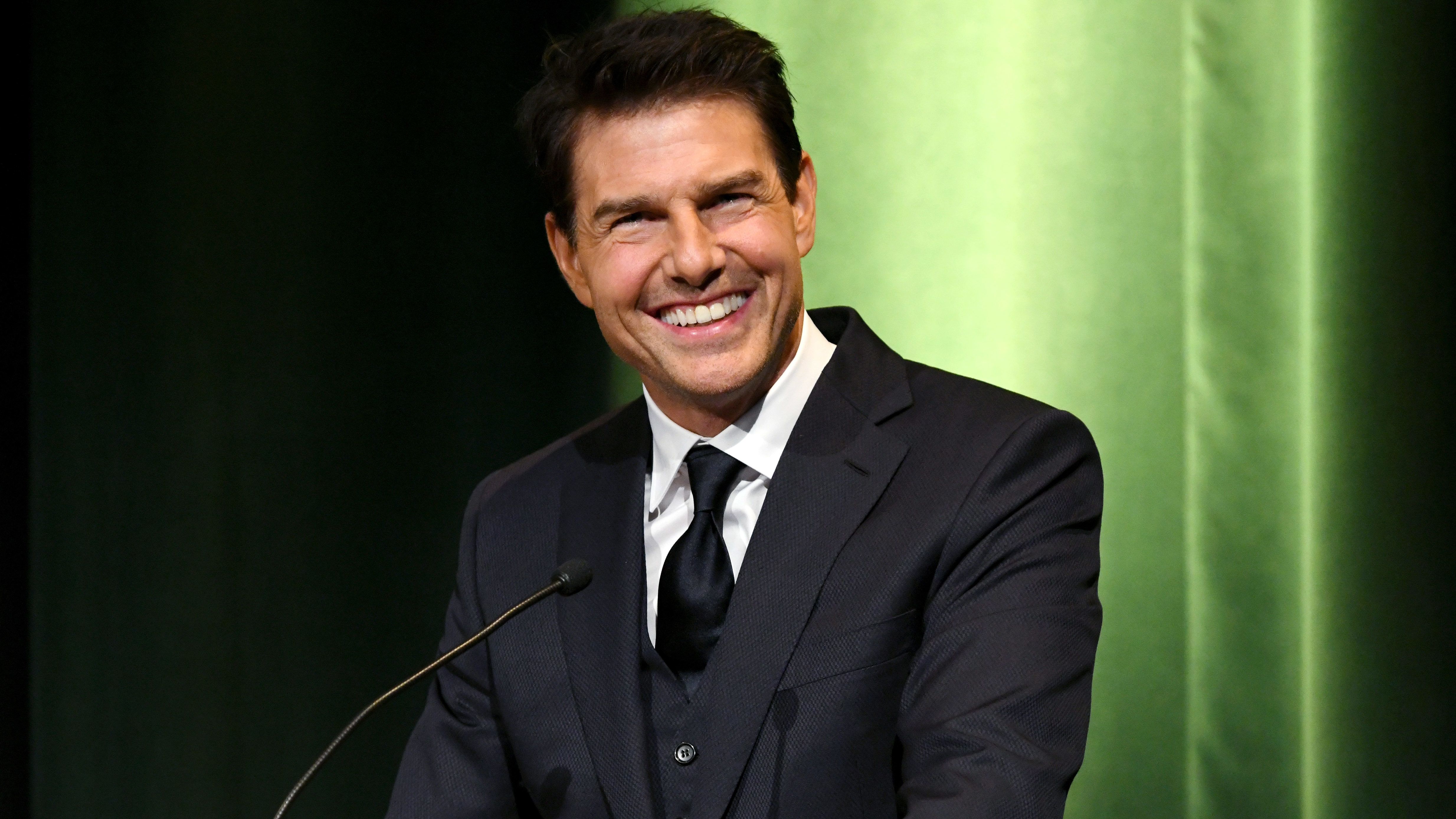 Tom Cruise egy csomó celebnek tortát küldözget karácsonykor, mert ő nem ehet cukrot