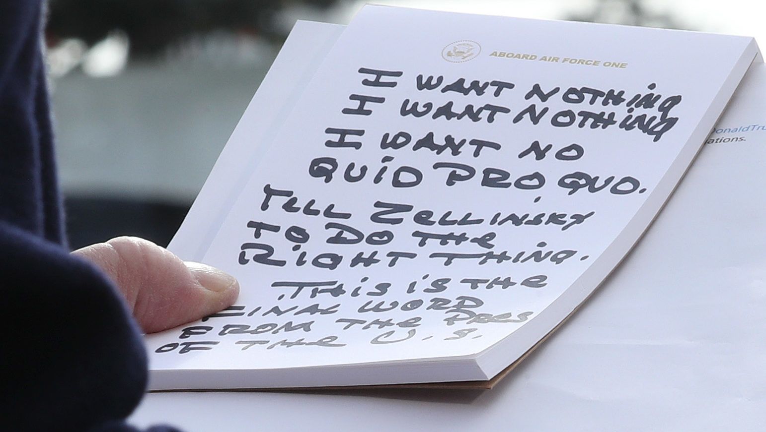 Lefotózták Trump kézzel írt jegyzetét, ami már tényleg csak akkor lenne jobb, ha zsírkrétával írta volna