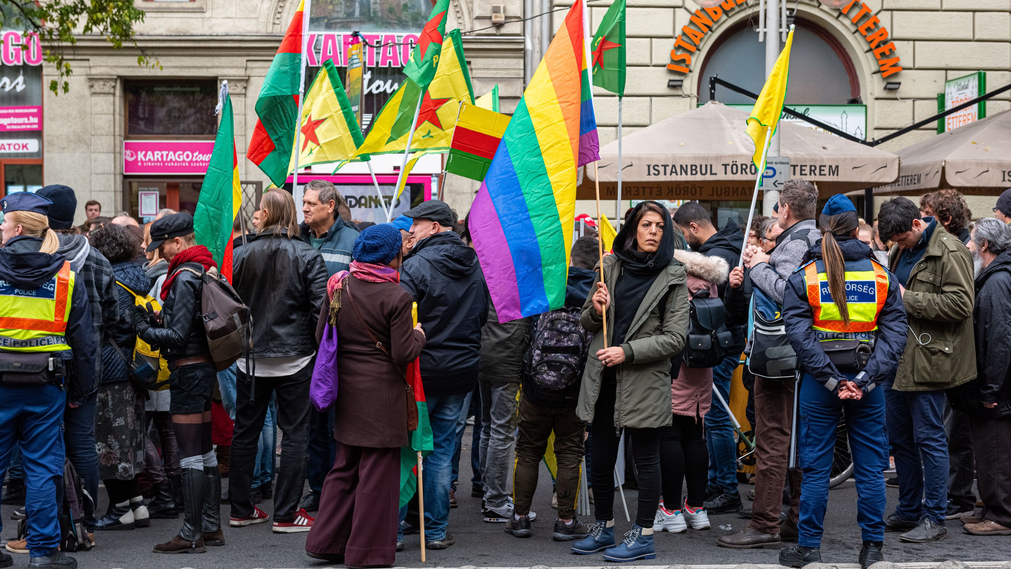 Késsel fenyegette az Erdogan ellen tüntetőket egy férfi a Nagykörúton