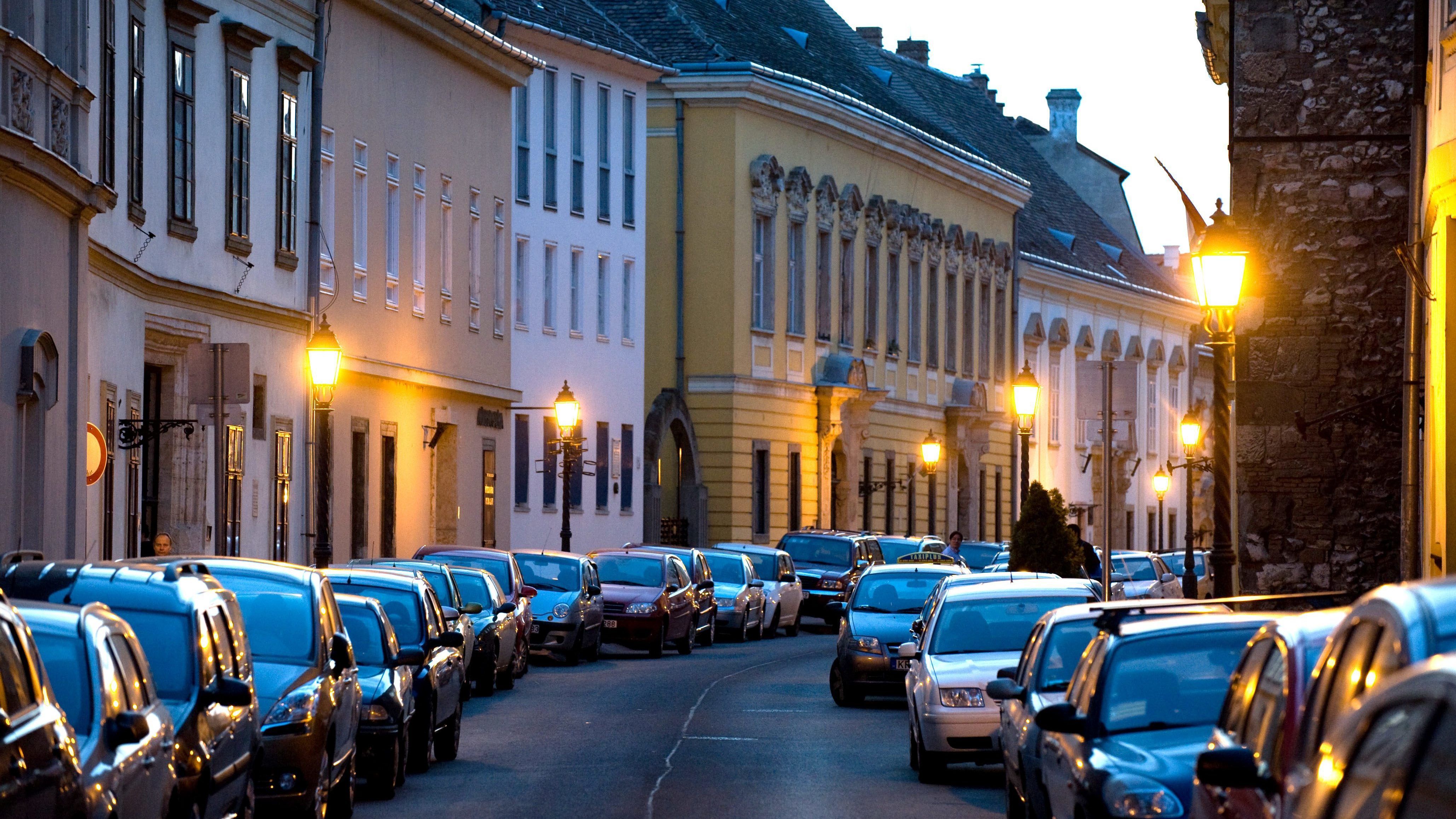 Megszüntetnék az olcsó VIP-parkolást a Várban