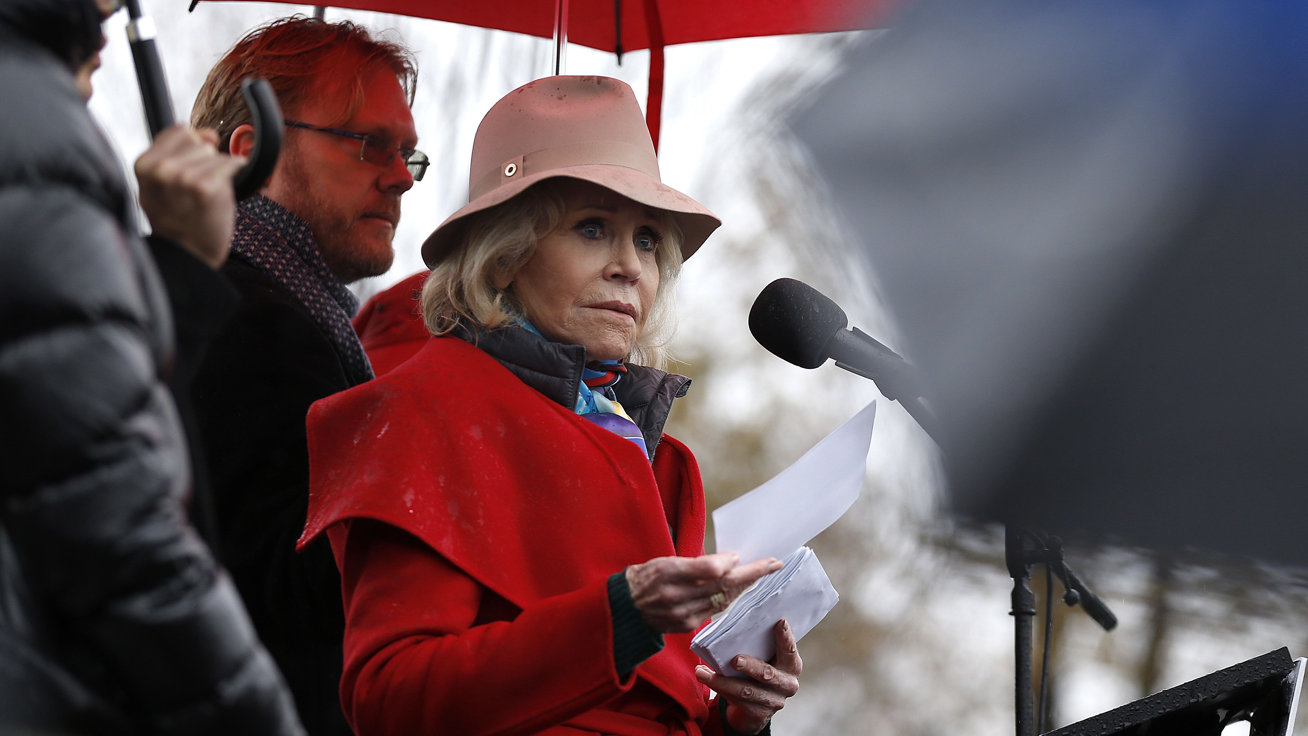 Jane Fonda trükkje a klímatüntetésen: míg a többieket őrizetbe vették, ő felszaladt a Capitolium erkélyére pfújolni