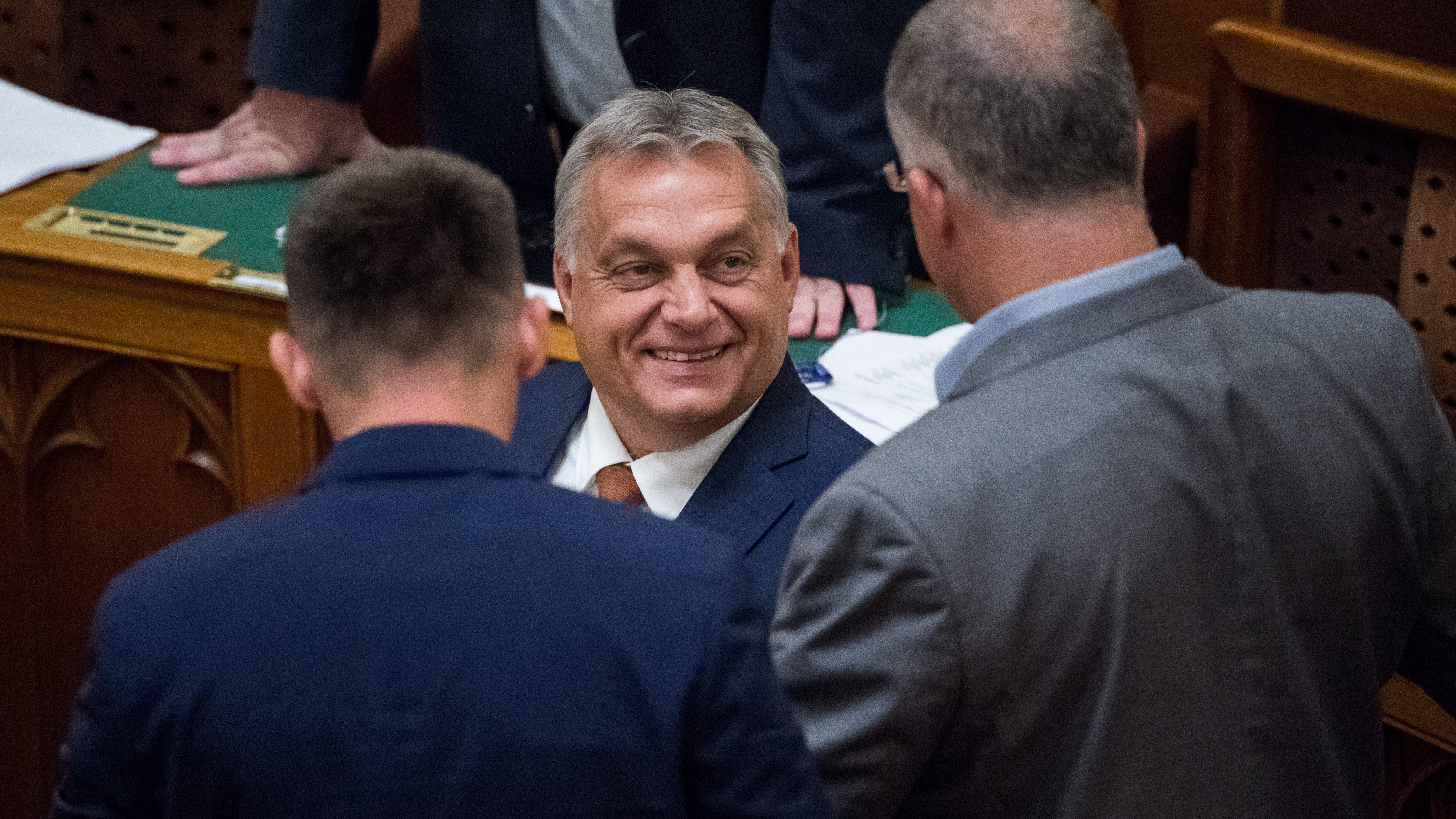 Magyarázza a Fidesz, miért írják át az országgyűlési törvény Orbán által megszegett pontját