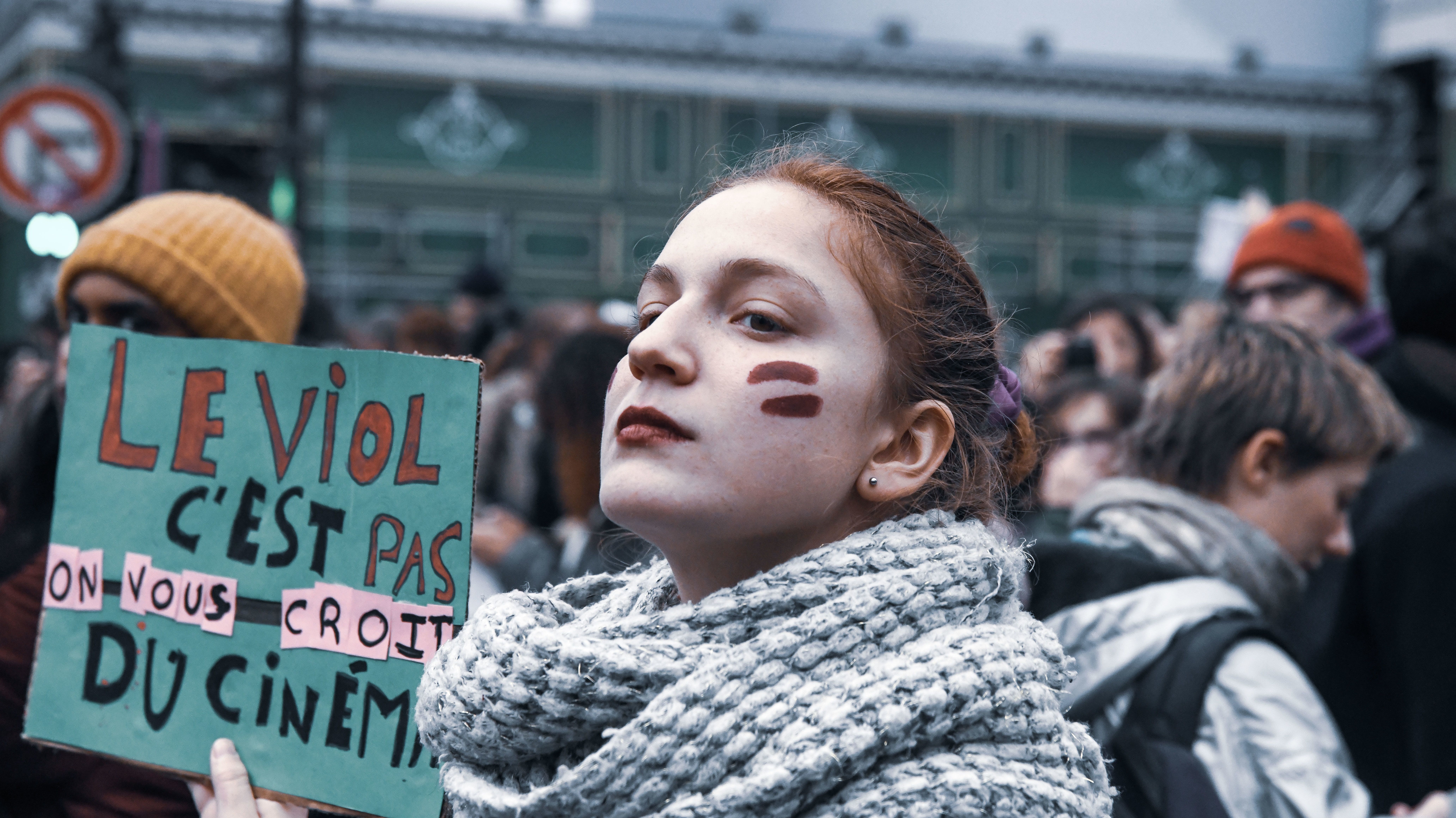 Több tízezren vonultak Franciaországban a nők elleni erőszak megfékezéséért