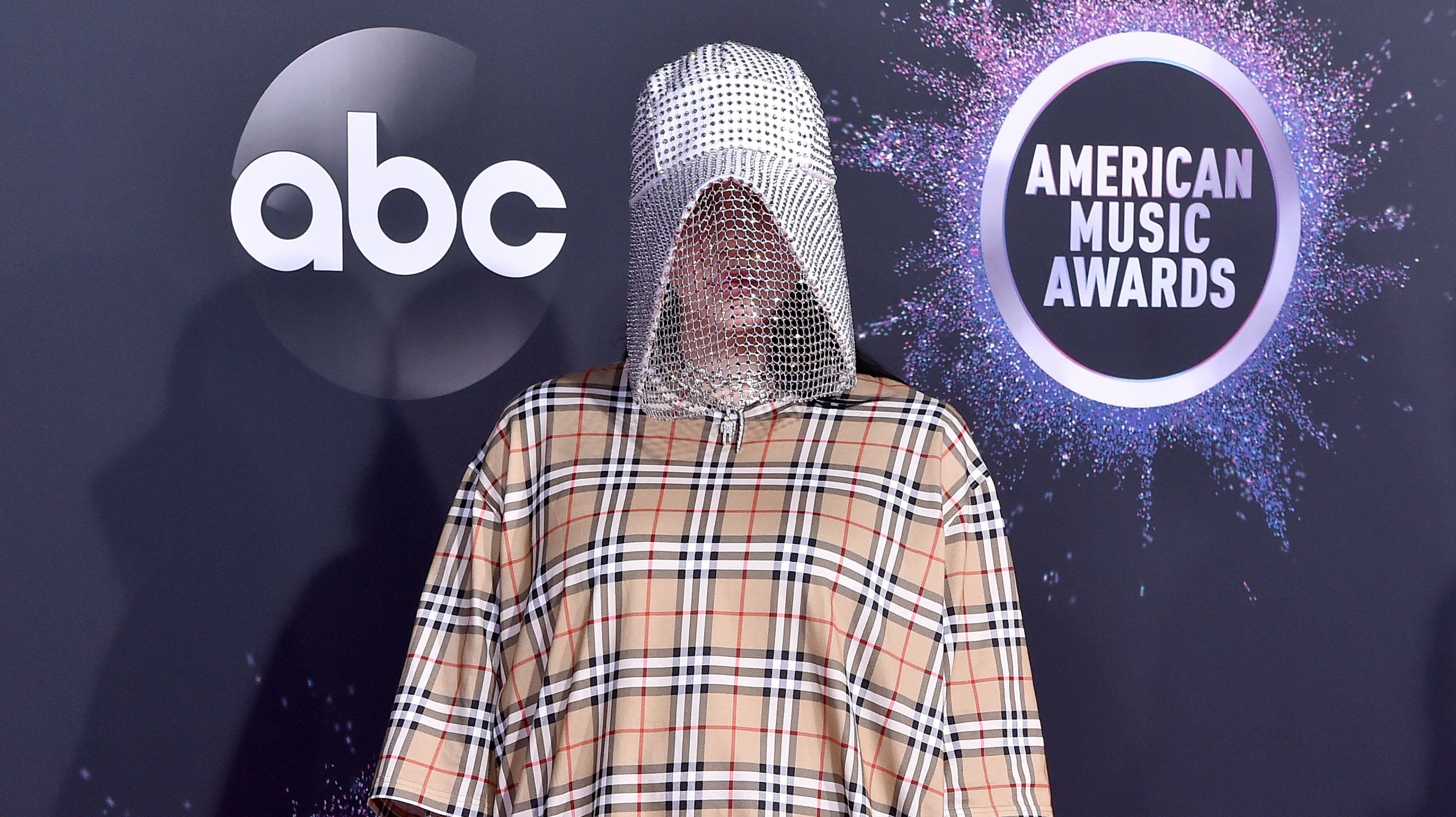 Billie Eilish divatos méhész lett