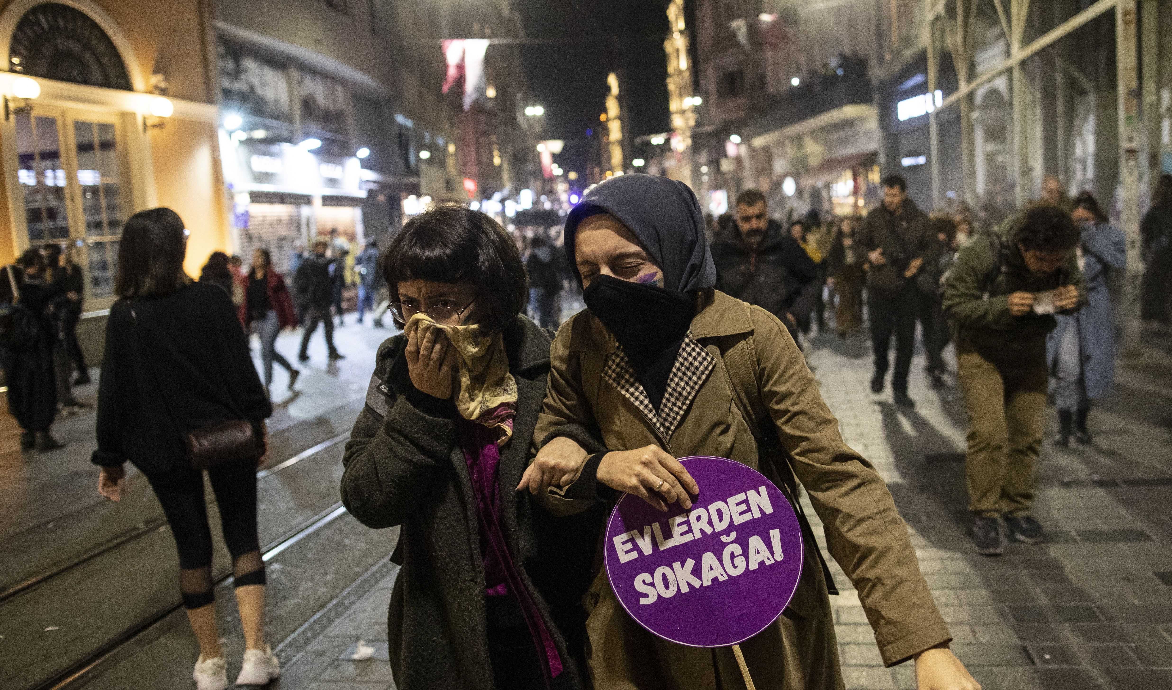 Erőszak a nők elleni erőszak elleni tüntetésen Isztambulban