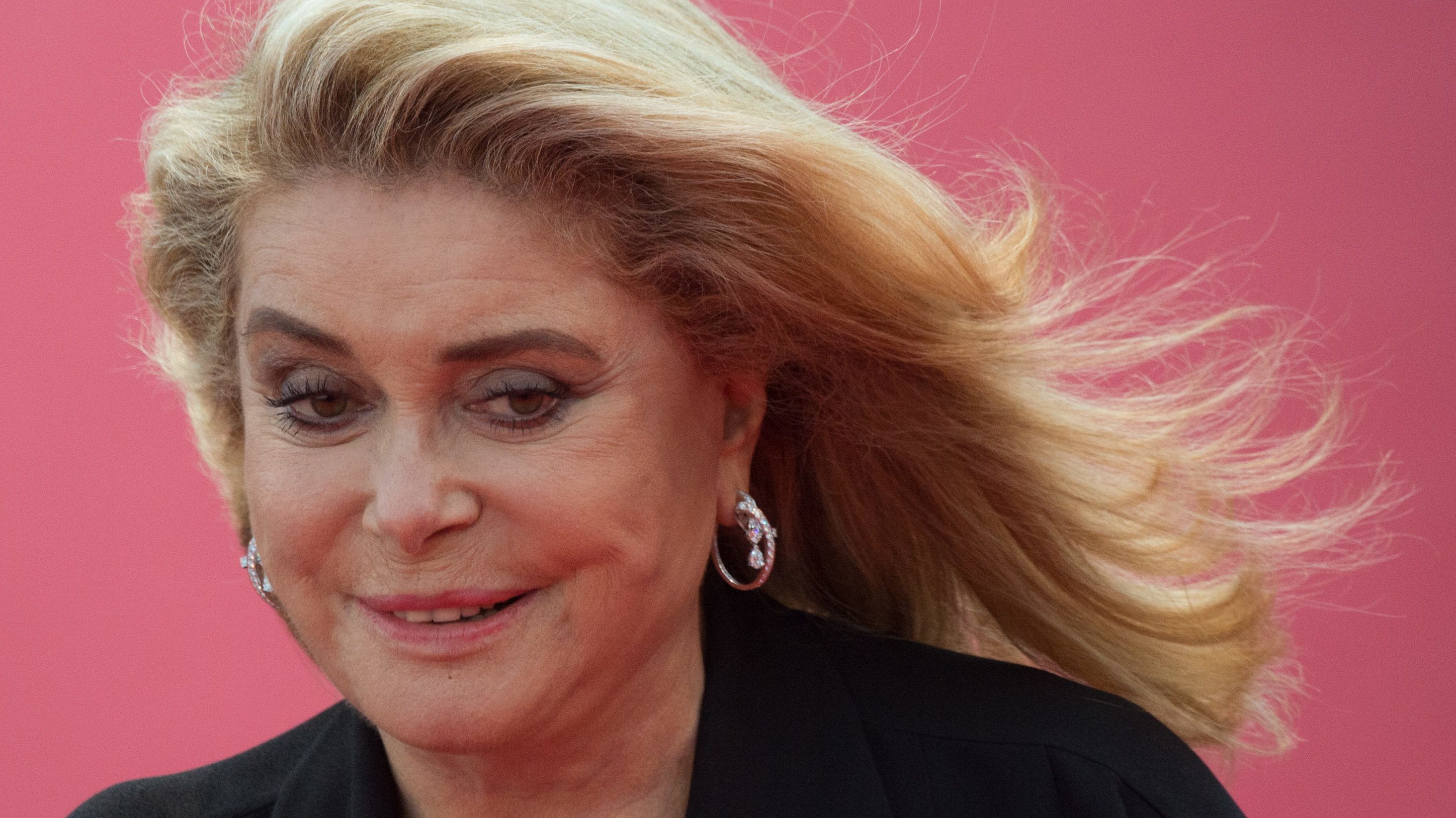 Catherine Deneuve kórházban marad, halasztják a forgatást