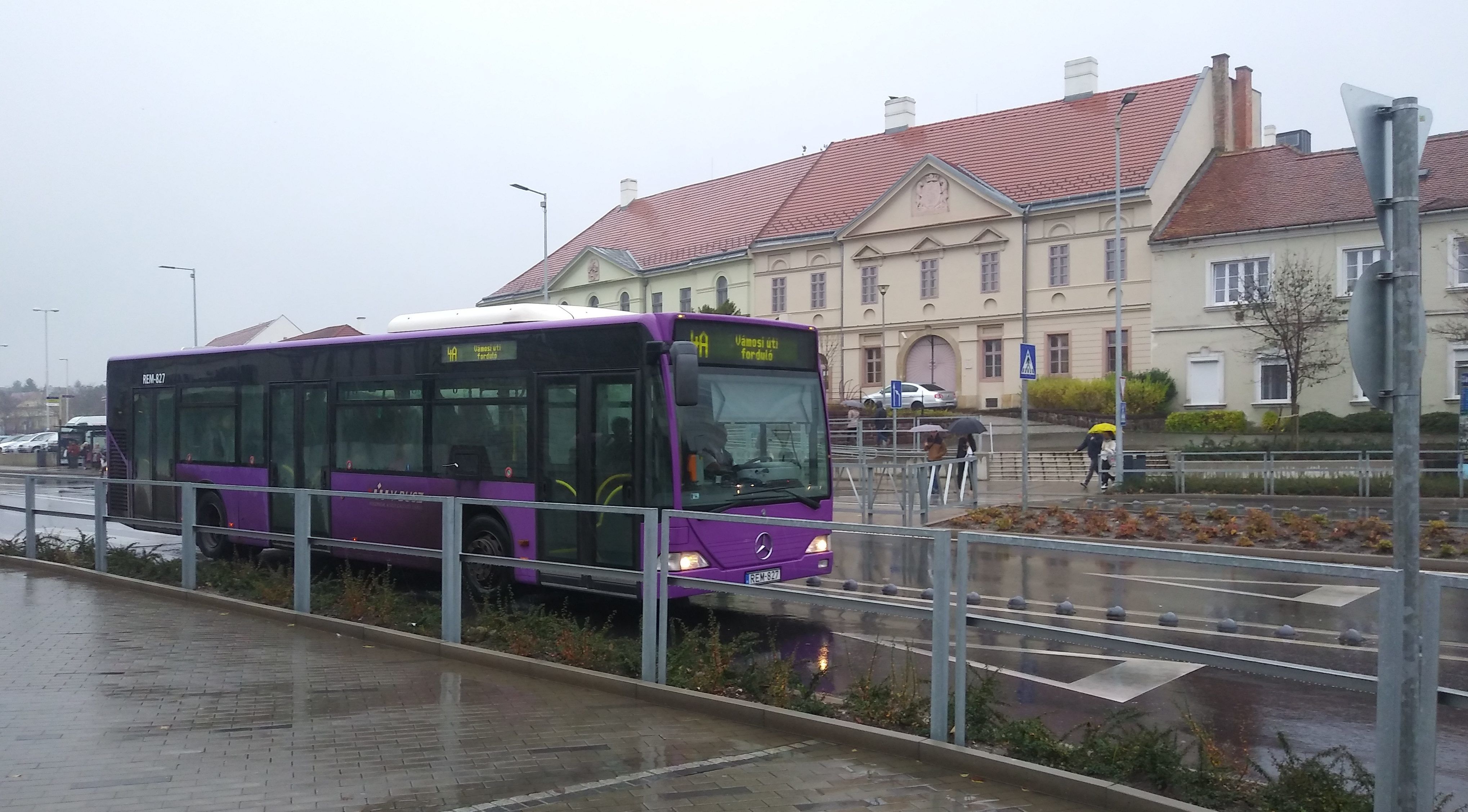 Veszprém fideszes vezetése lila csődtömeget csinált a tömegközlekedésből