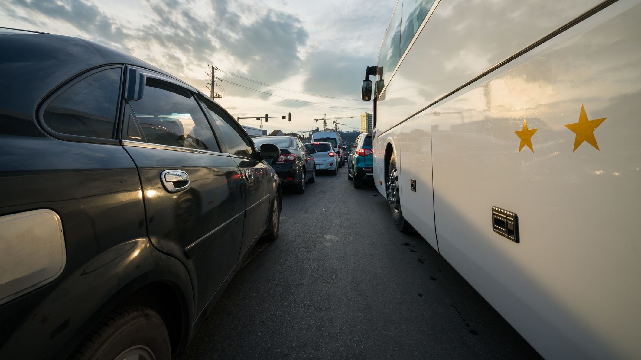 Egy buszból üzemanyagot akartak kiszippantani, de sikerült a benzintank helyett a WC-tartályt megtalálni