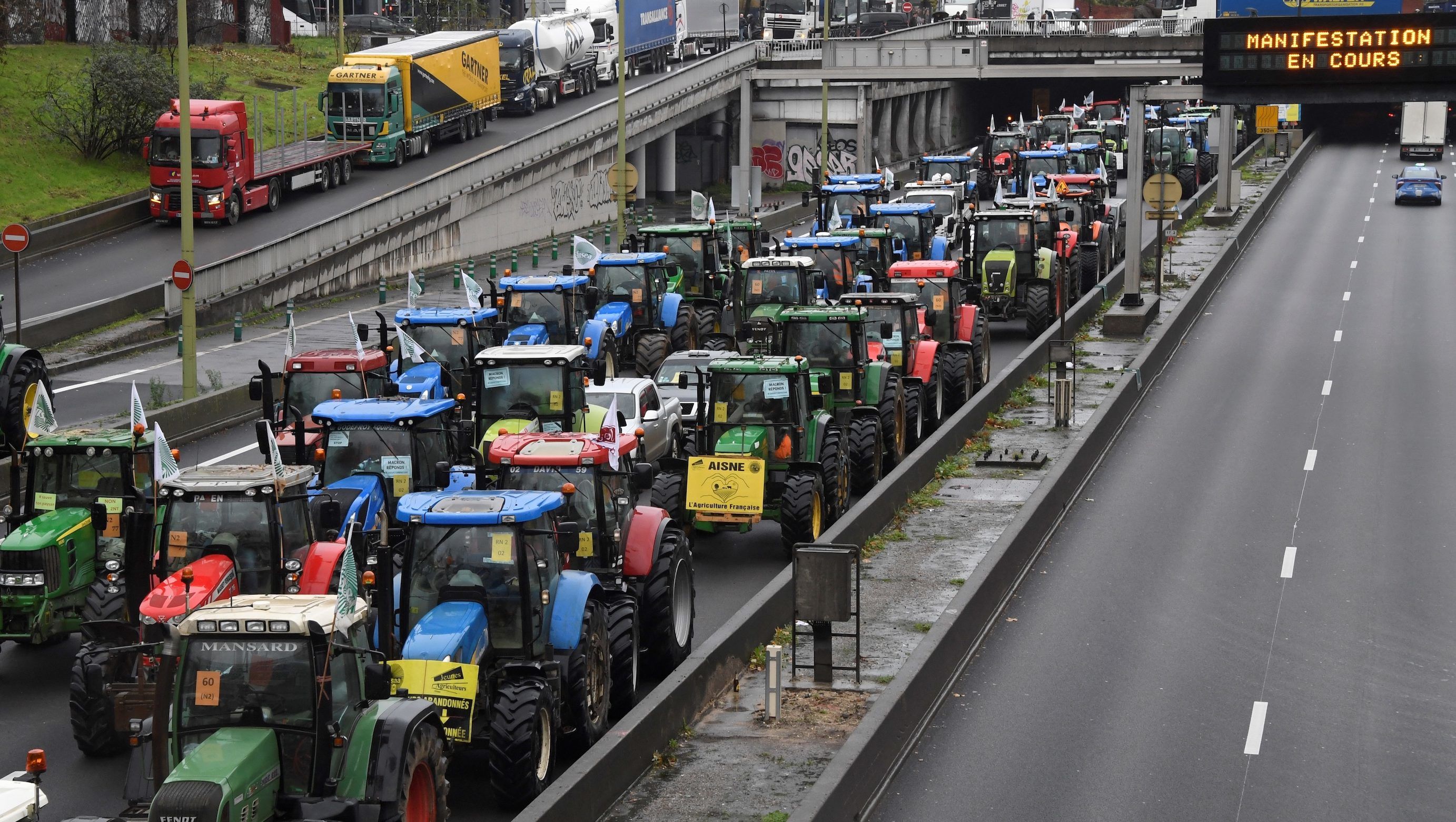 Több száz gazda traktorokkal torlaszolta el a párizsi körgyűrűt