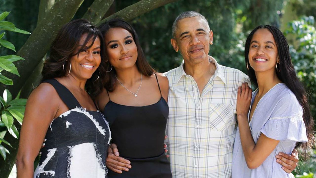 Michelle Obama családi fotót posztolt a már felnőtt lányaival