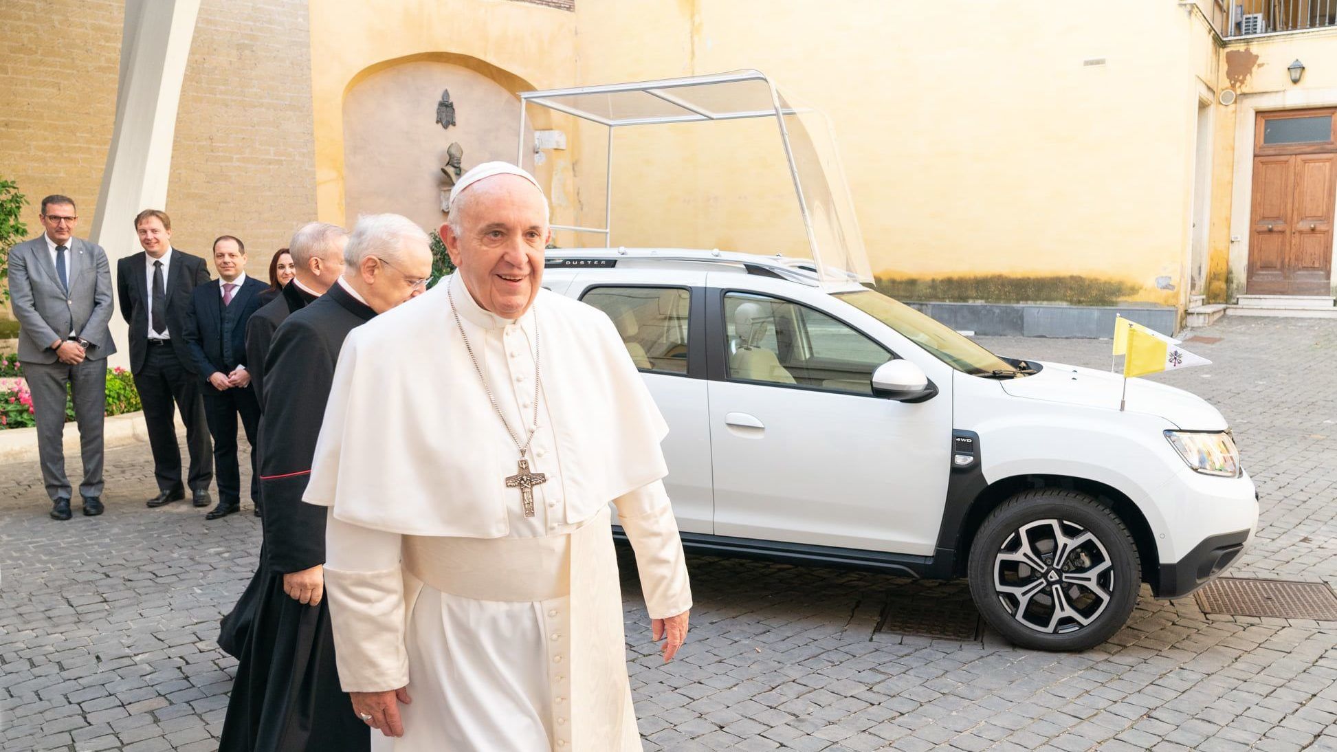 Ferenc pápa megkapta a 4×4-es Daciát