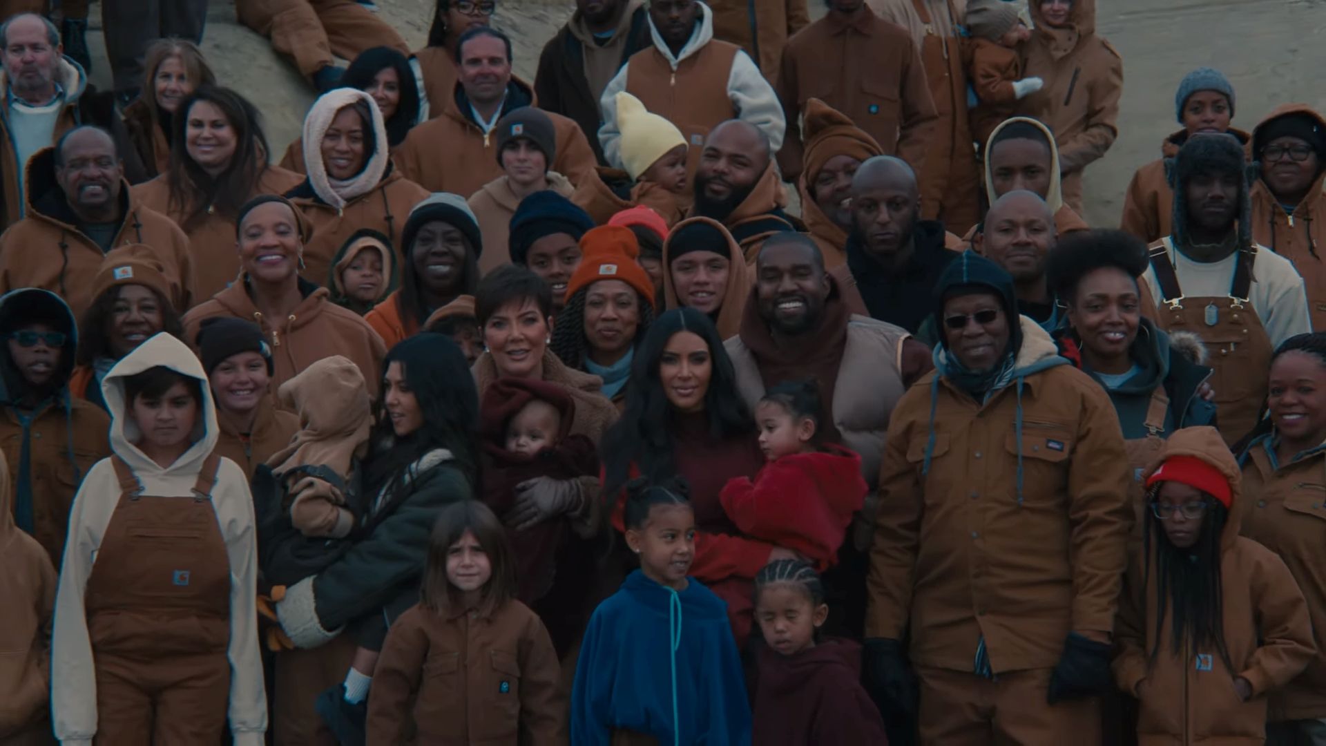A fél Kardashian klán szerepel Kanye West új klipjében
