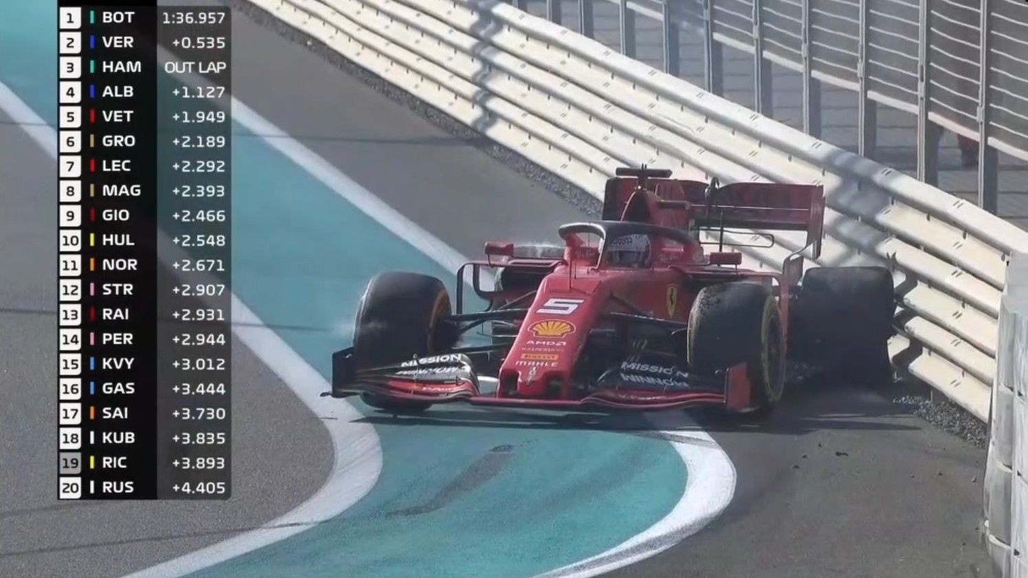 Vettel a szalagkorláthoz csapta a Ferrarit