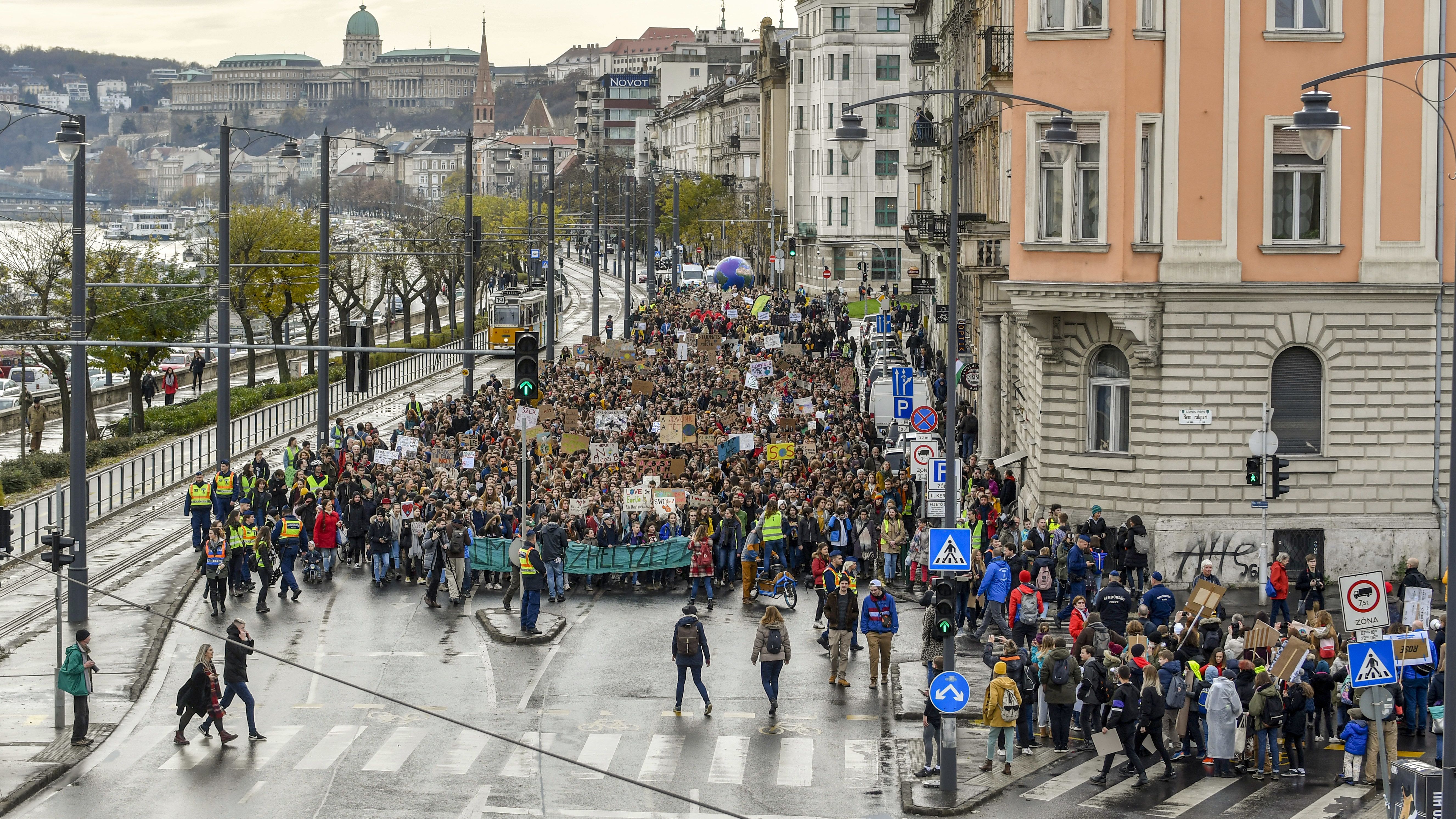 Újra több ezren tüntetnek a bolygóért Budapesten