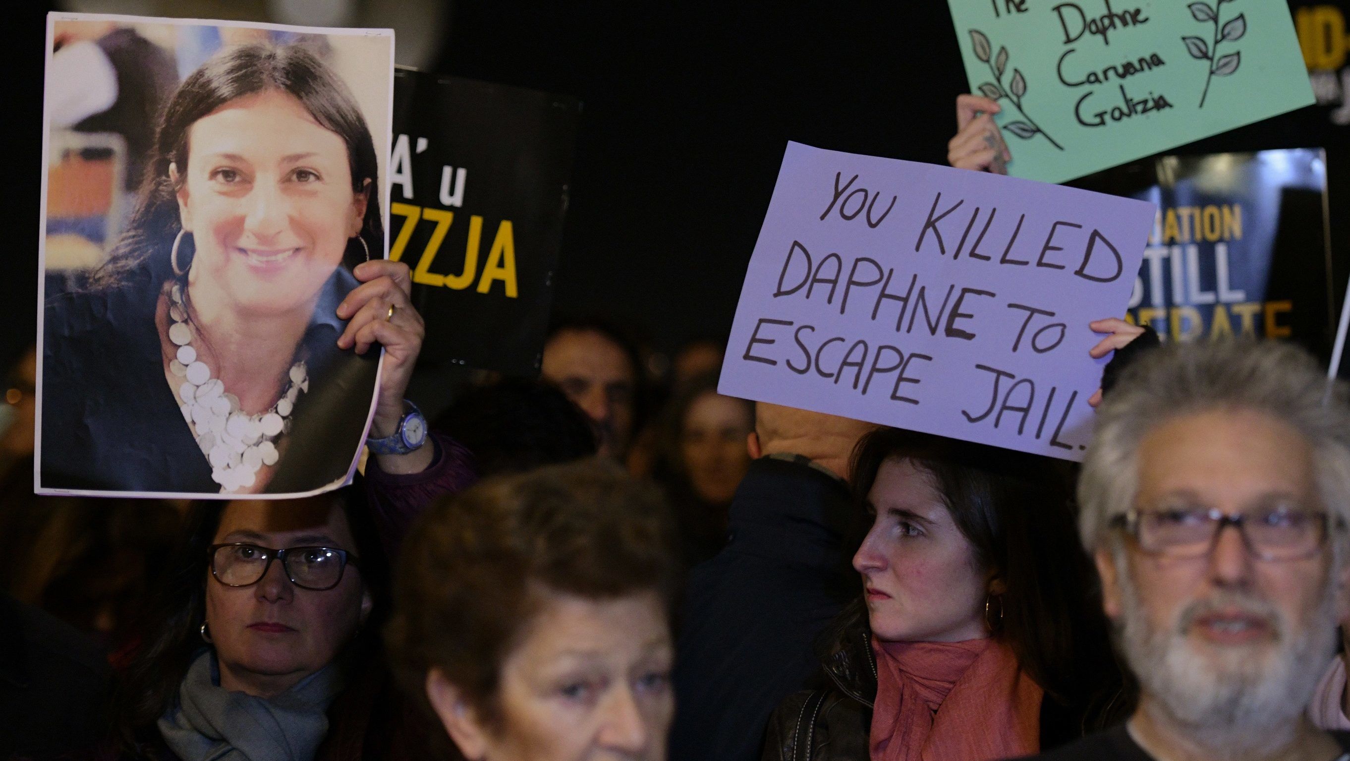 Máltai újságíró-gyilkosság: szabadon engedték Málta leggazdagabb emberét