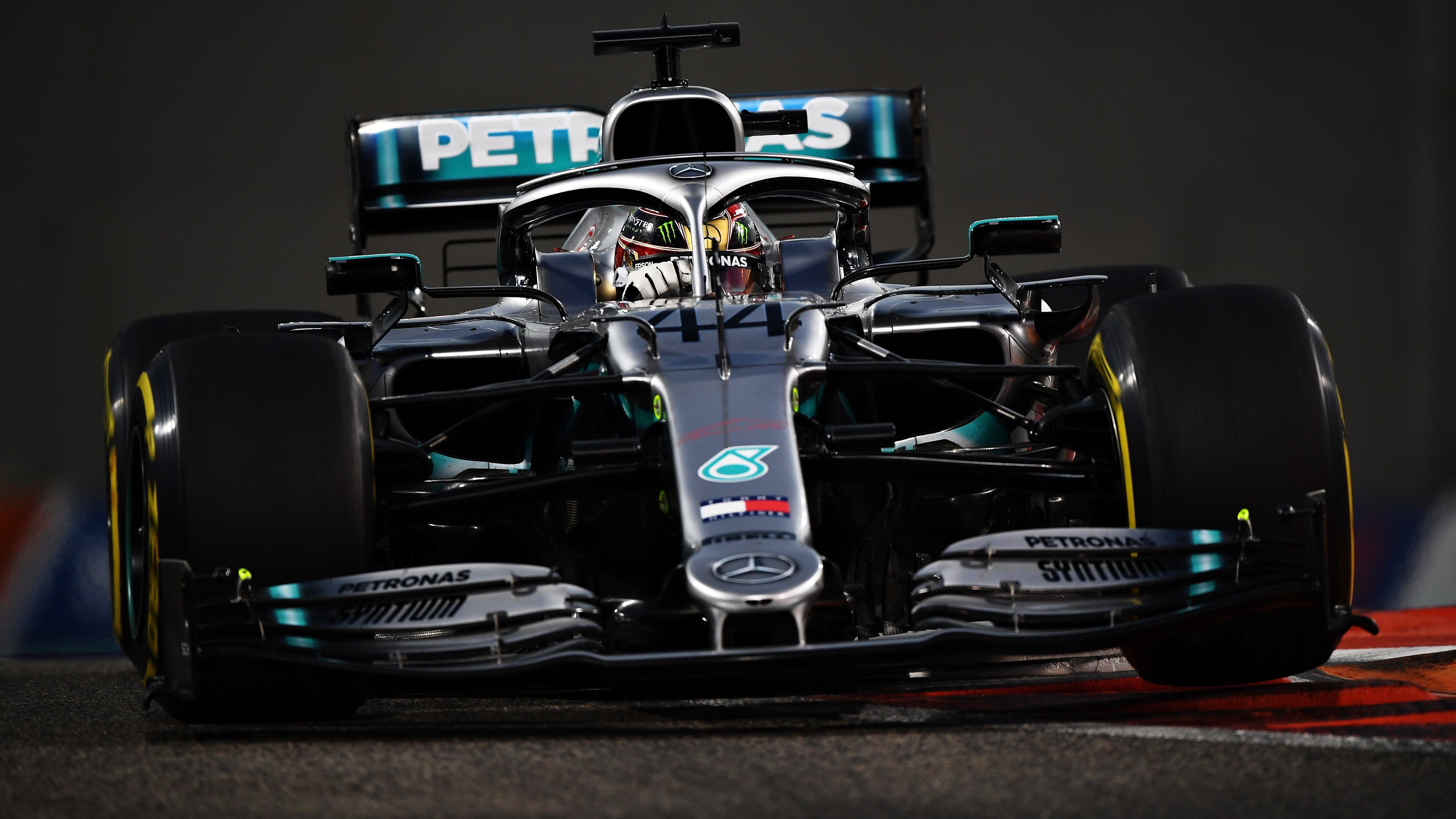 Lewis Hamilton tükörsima győzelmével ért véget a Forma-1-es szezon