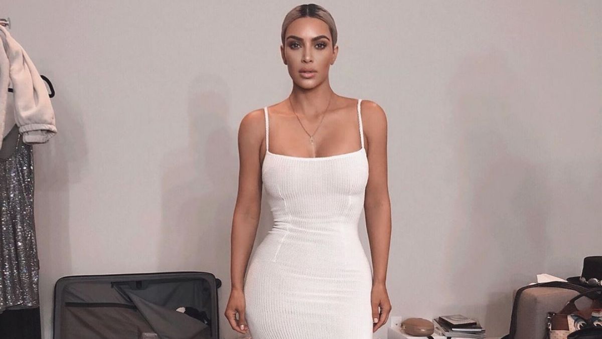 Kim Kardashian lenyúlta Kylie Jenner ruháját és megmutatta hogy áll neki