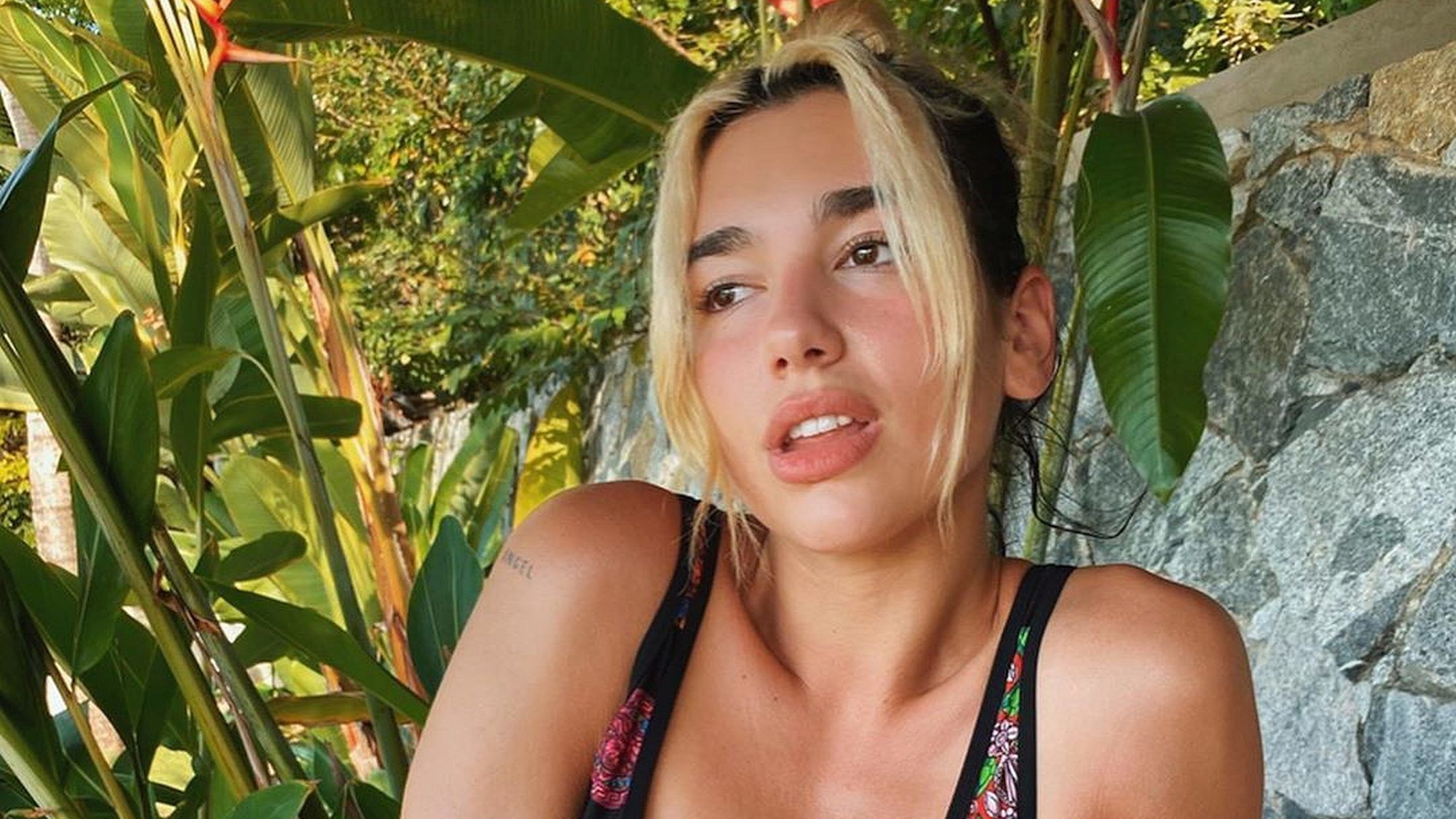 Dua Lipa egy tetoválással jelentette be új lemeze címét