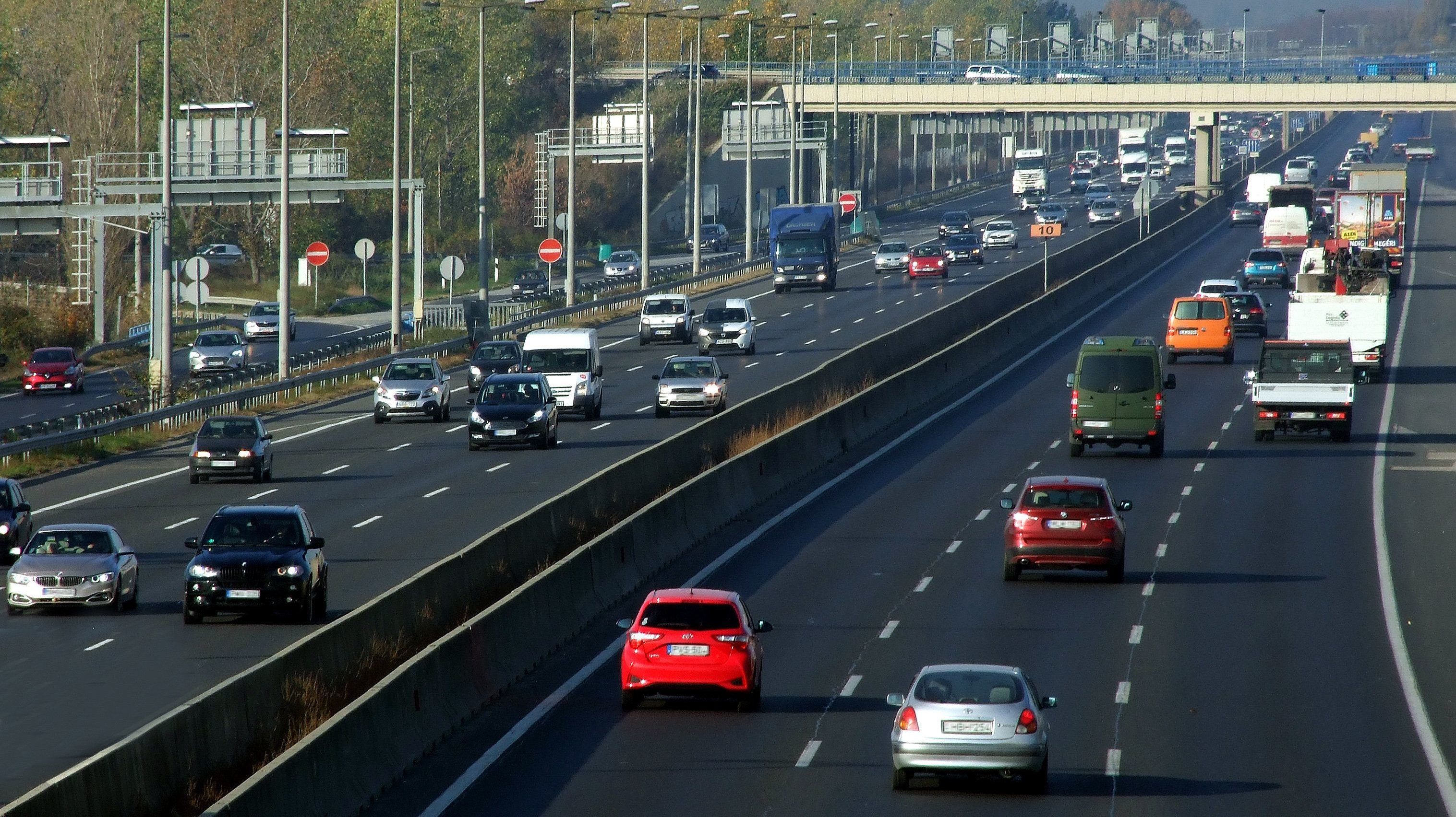 Lezárták az M1-est Budapest felé