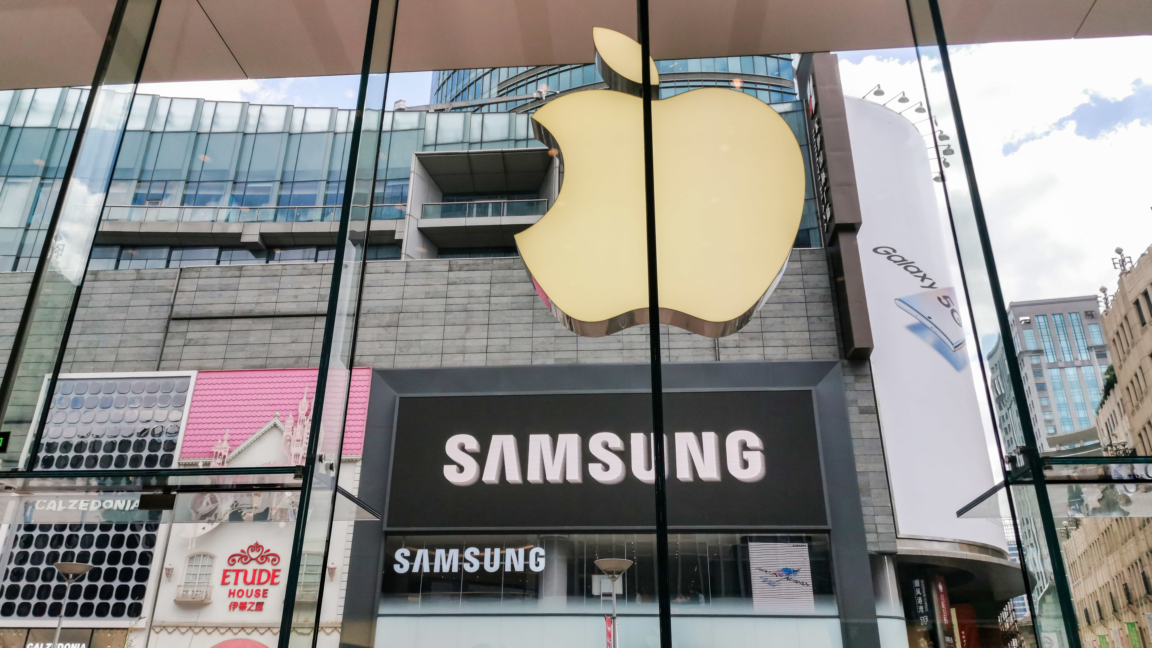 Most az Apple kezdi másolni a Samsungot