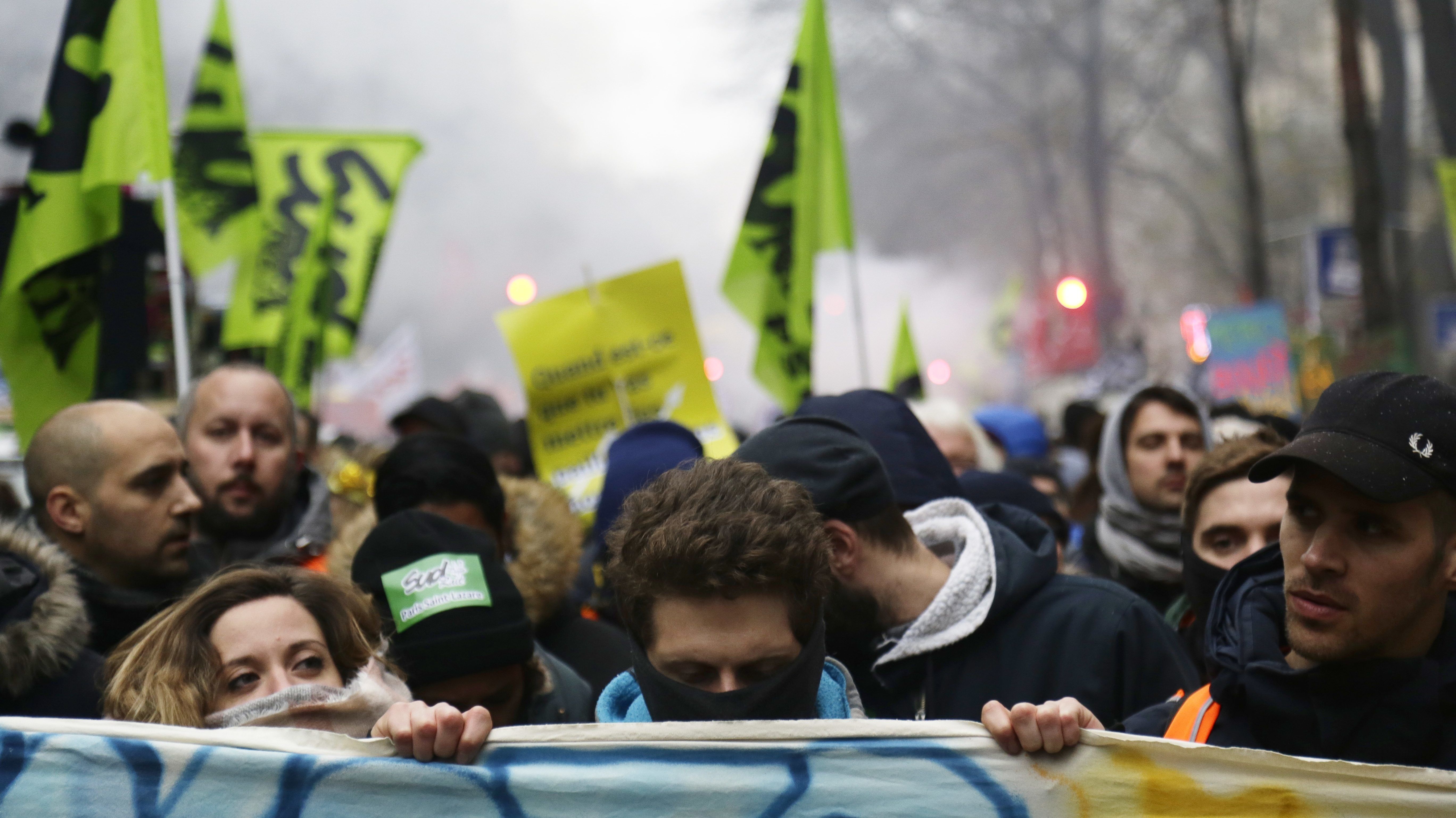 Félmillióan tüntettek a nyugdíjreform ellen Franciaországban