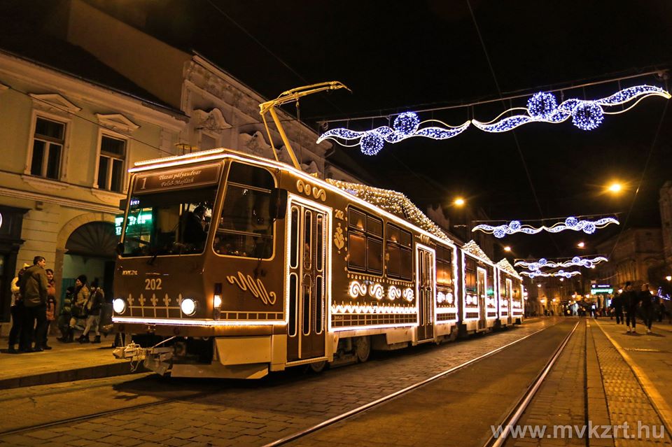 Fotókon is fantasztikus a Miskolc utcáin robogó mézeskalács-villamos