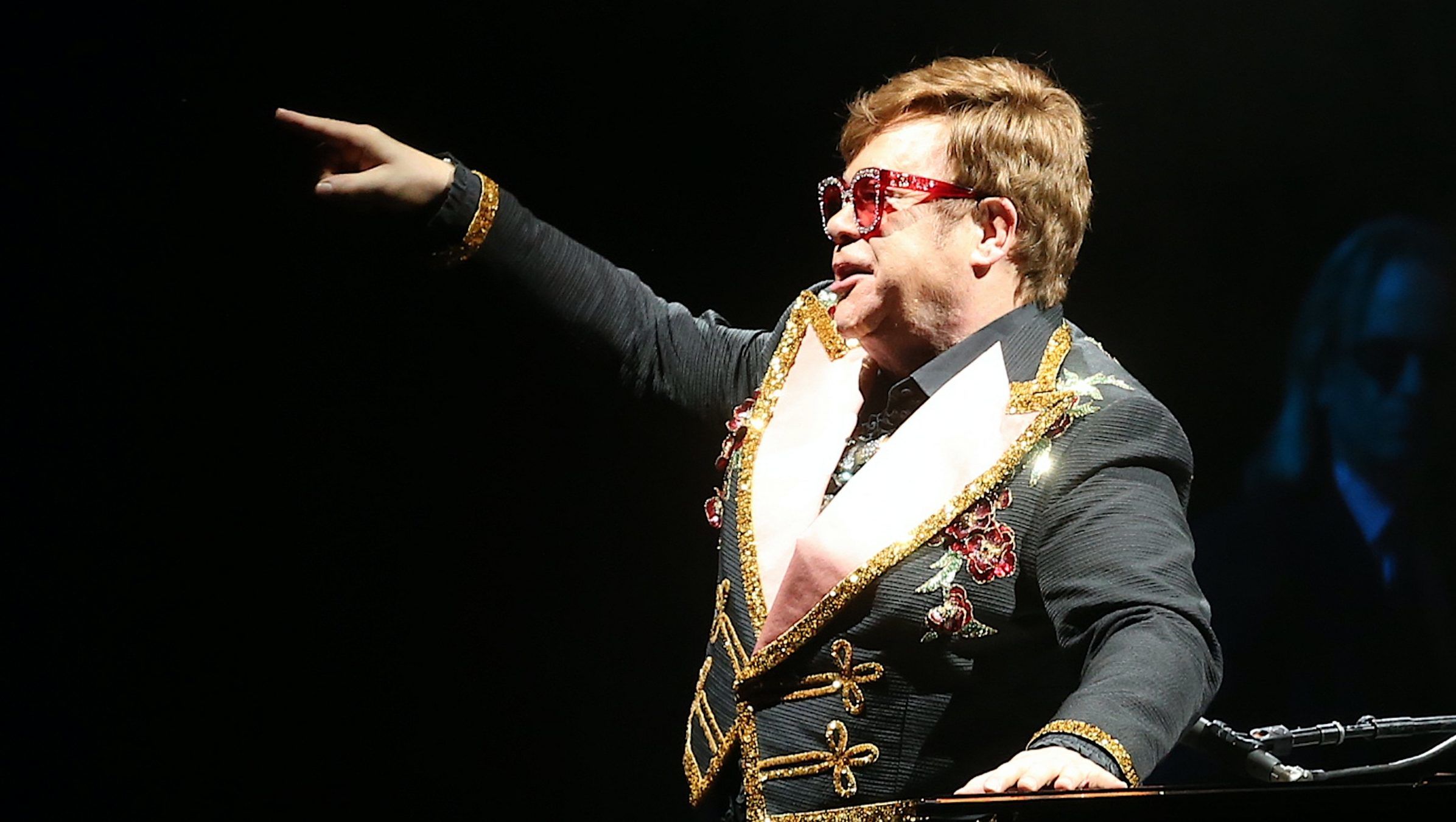 Elton John kihajította 1,5 milliós Gucci-táskáját a magángépéről