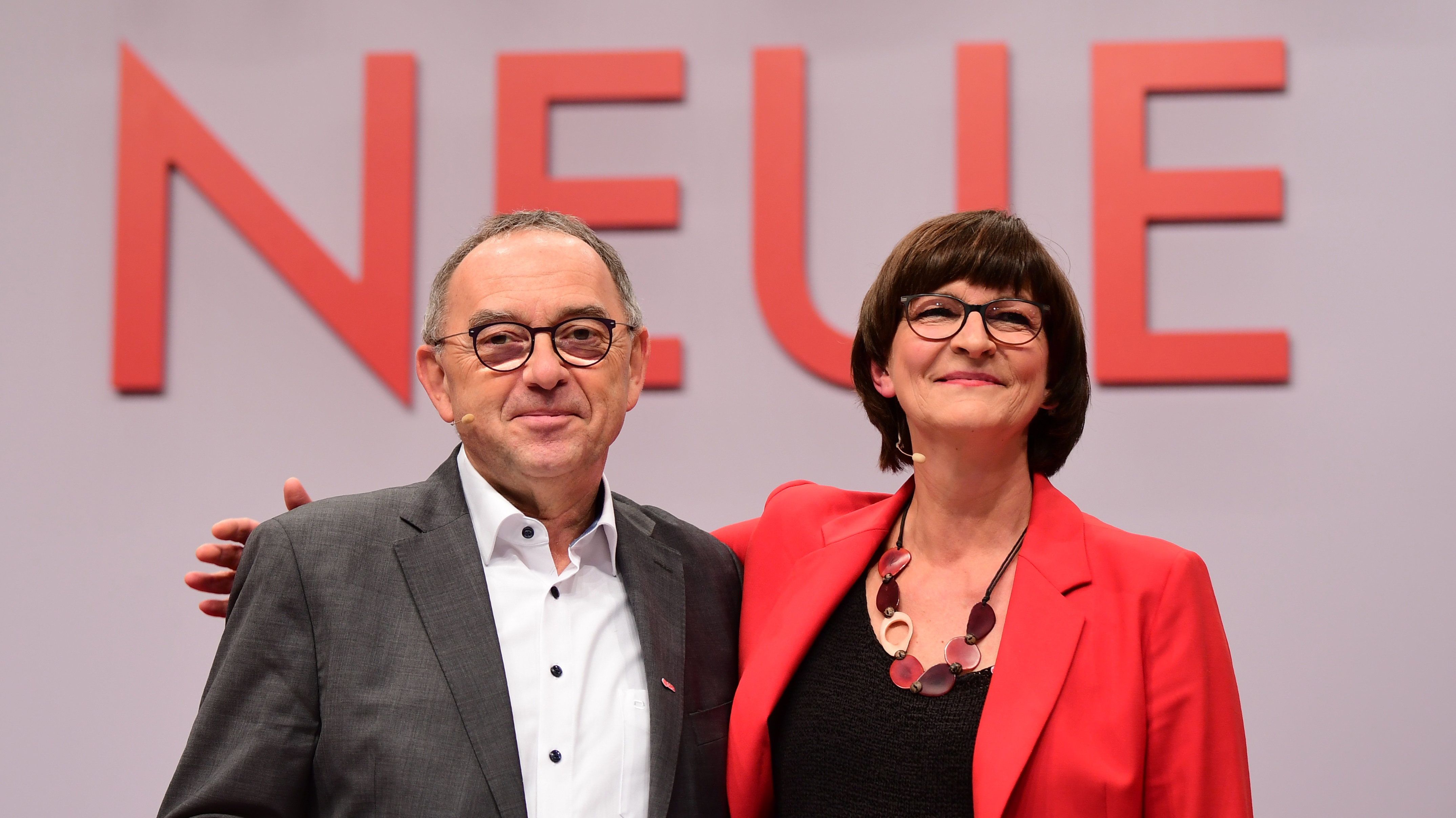 Megválasztották a német szociáldemokraták vezetőit, de lehet, hogy mégsem rúgják fel a koalíciót Merkellel