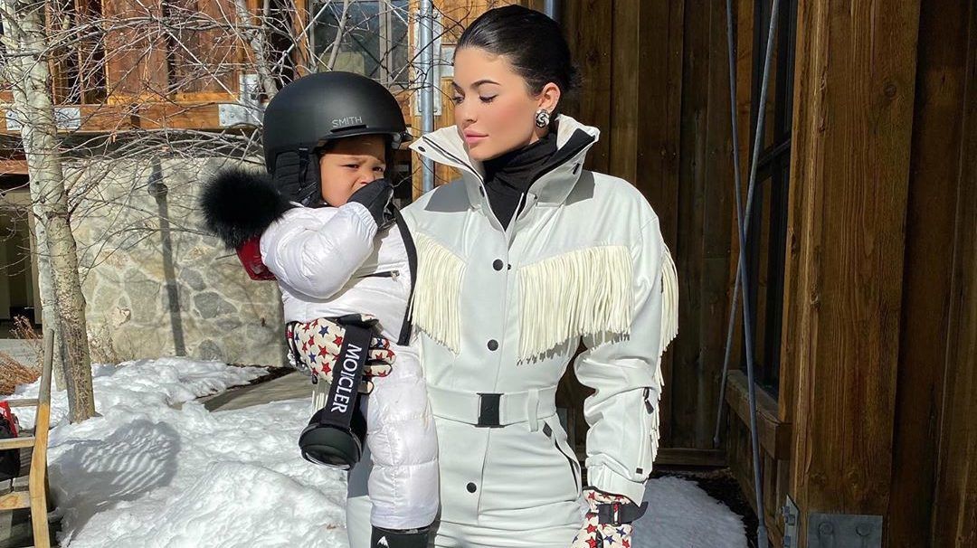 Kylie Jenner snowboardozni vitte egyéves lányát, cuki lett a végeredmény